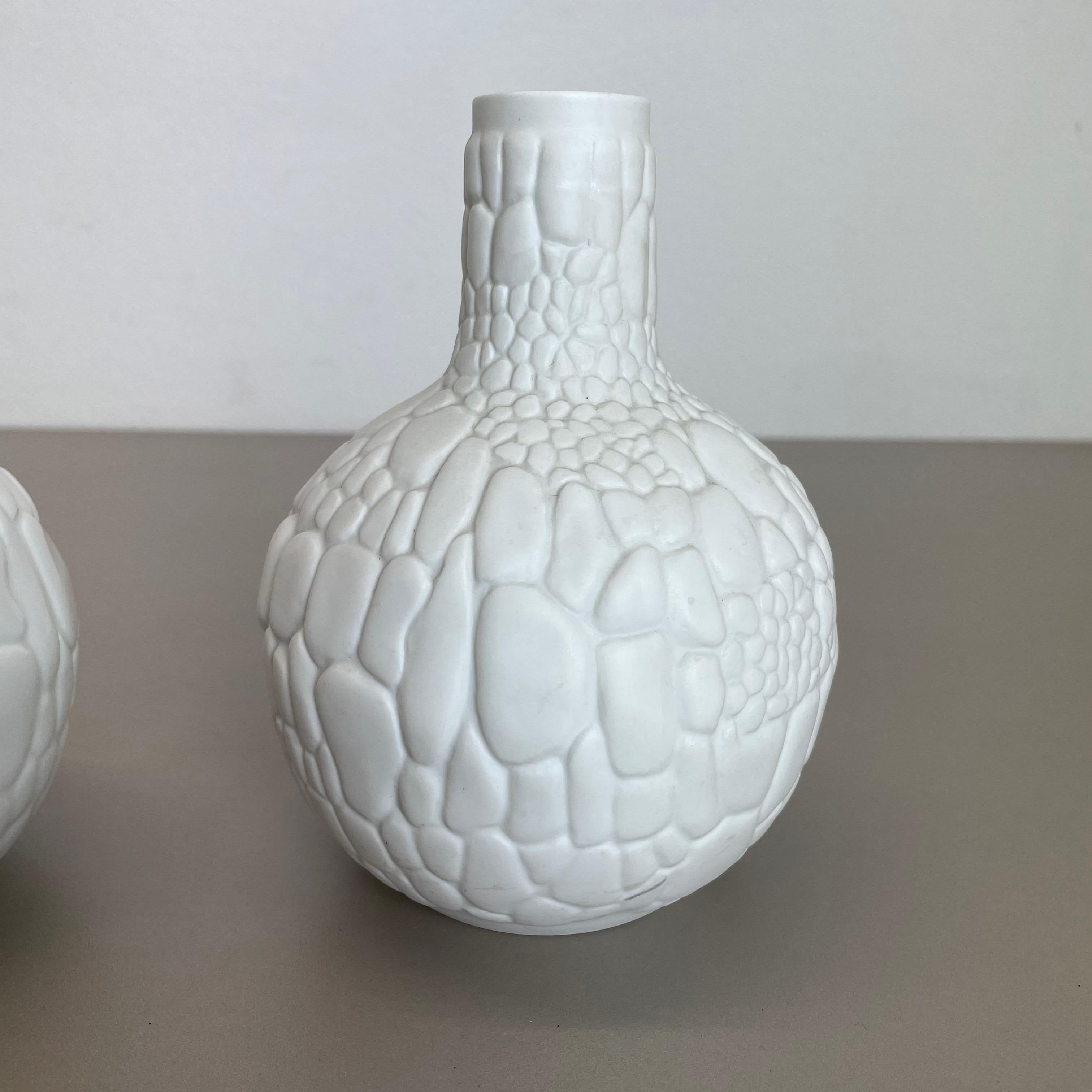 Set of 2 Original OP Art Biscuit Porcelain Vases by AK Kaiser, Germany, 1970s In Good Condition For Sale In Kirchlengern, DE