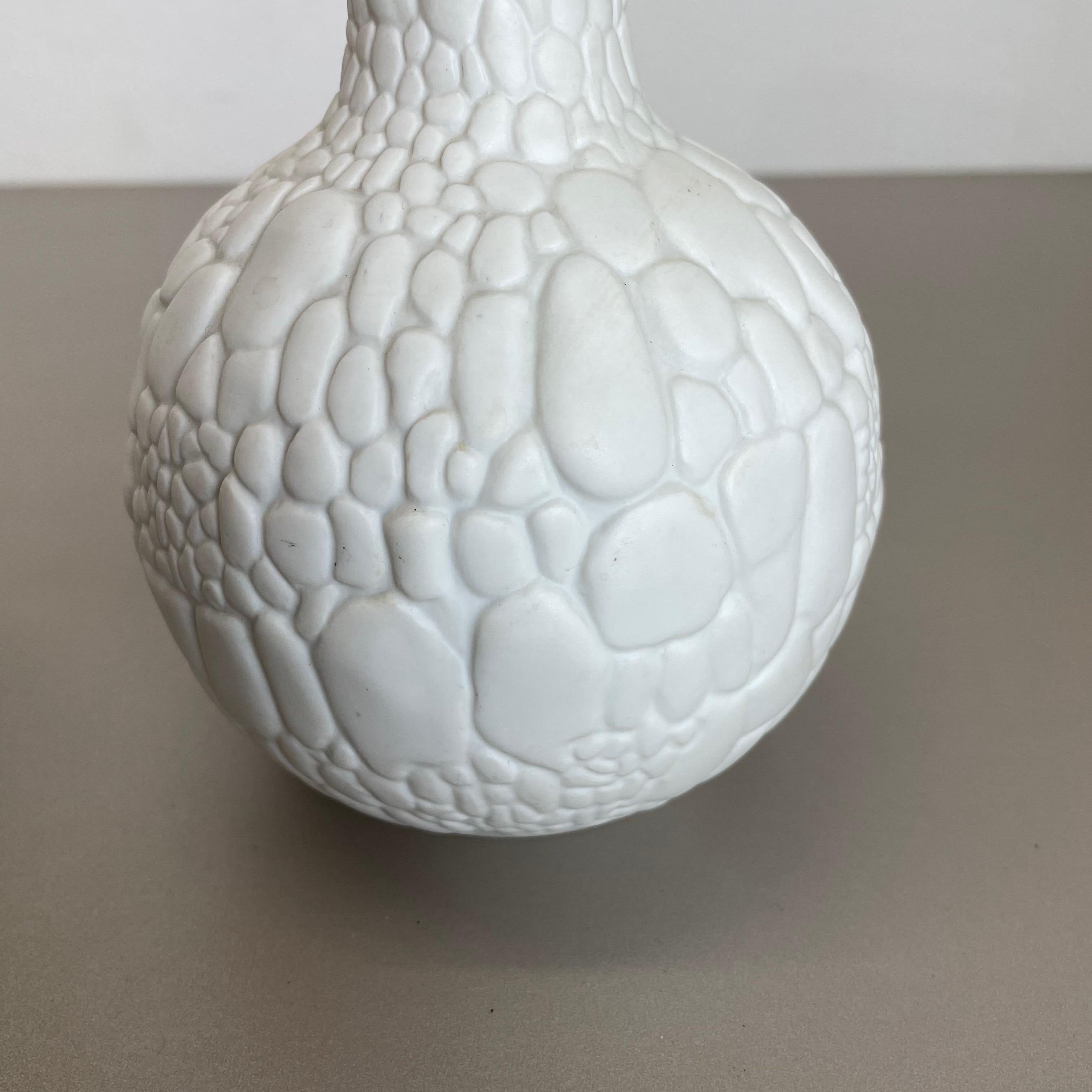 Ensemble de 2 vases en porcelaine biscuit d'art OP d'origine par AK Kaiser, Allemagne, 1970 en vente 1