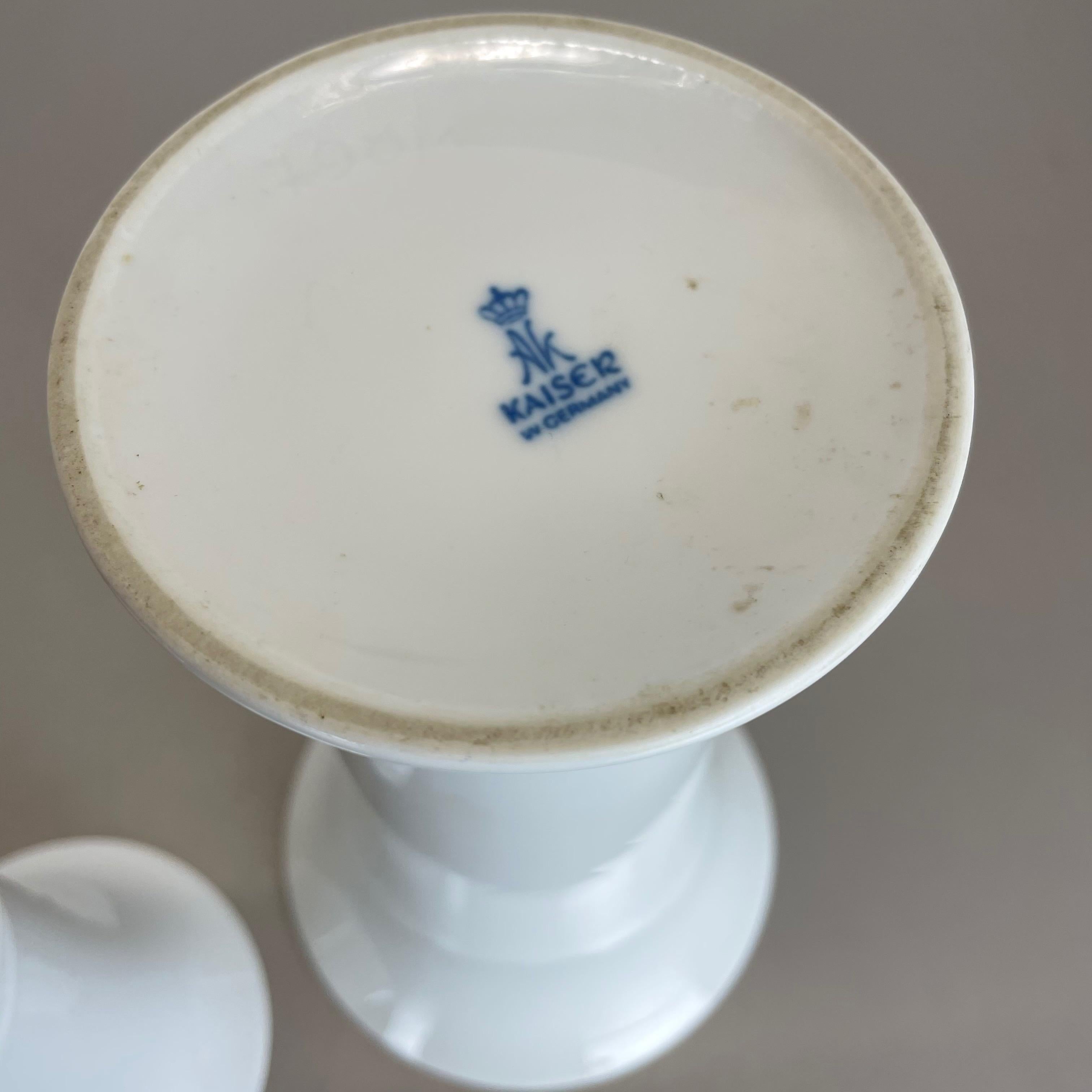 Set di 2 vasi originali in porcellana bianca di AK Kaiser, Germania, anni '70 in vendita 10