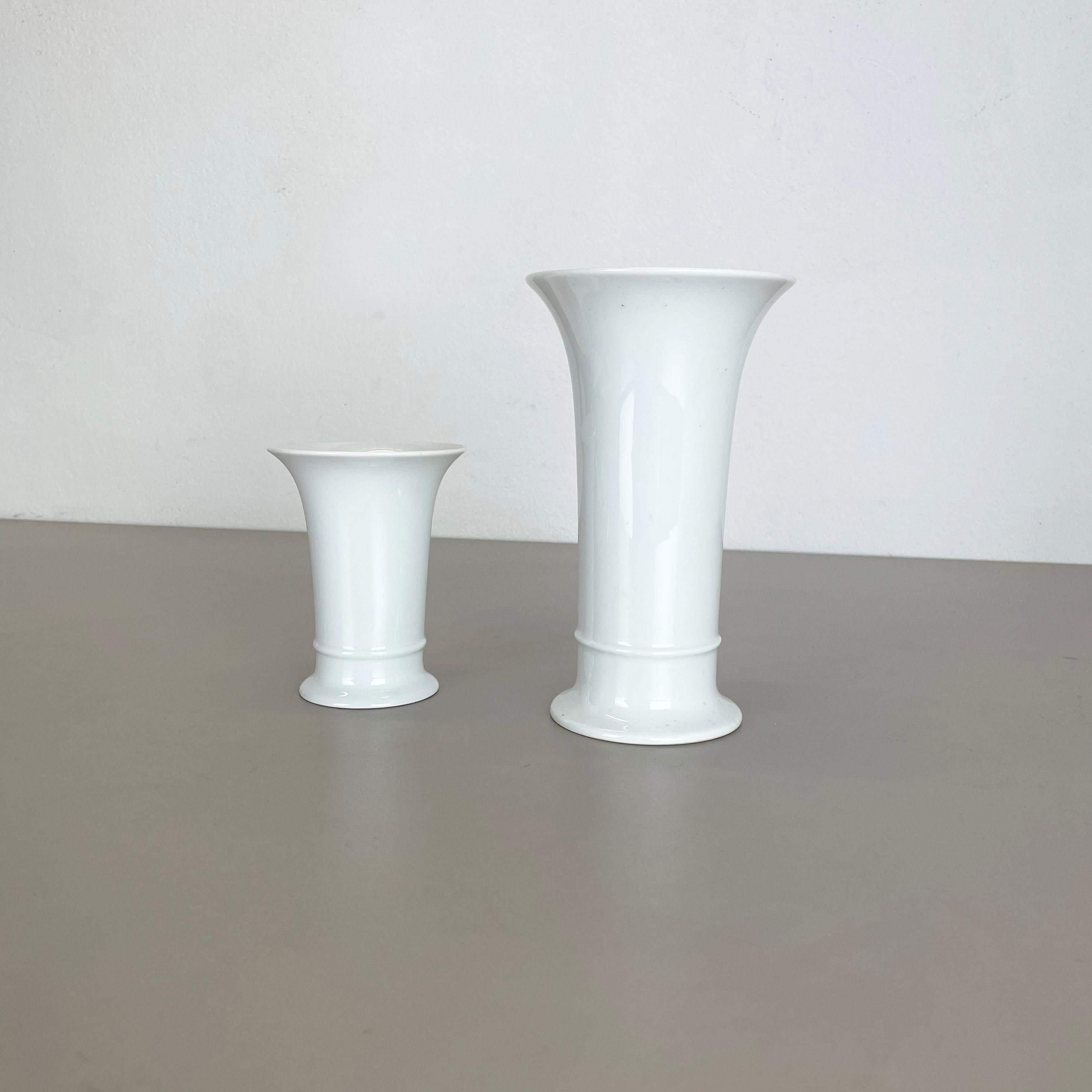 Artikel:

Op Art Porzellanvase 2er-Set


Produzent:

AK Kaiser, Deutschland


Beschreibung:

Diese originale vintage OP Art Vase wurde in den 1970er Jahren in Deutschland hergestellt. Sie ist aus Porzellan mit einer geradlinigen