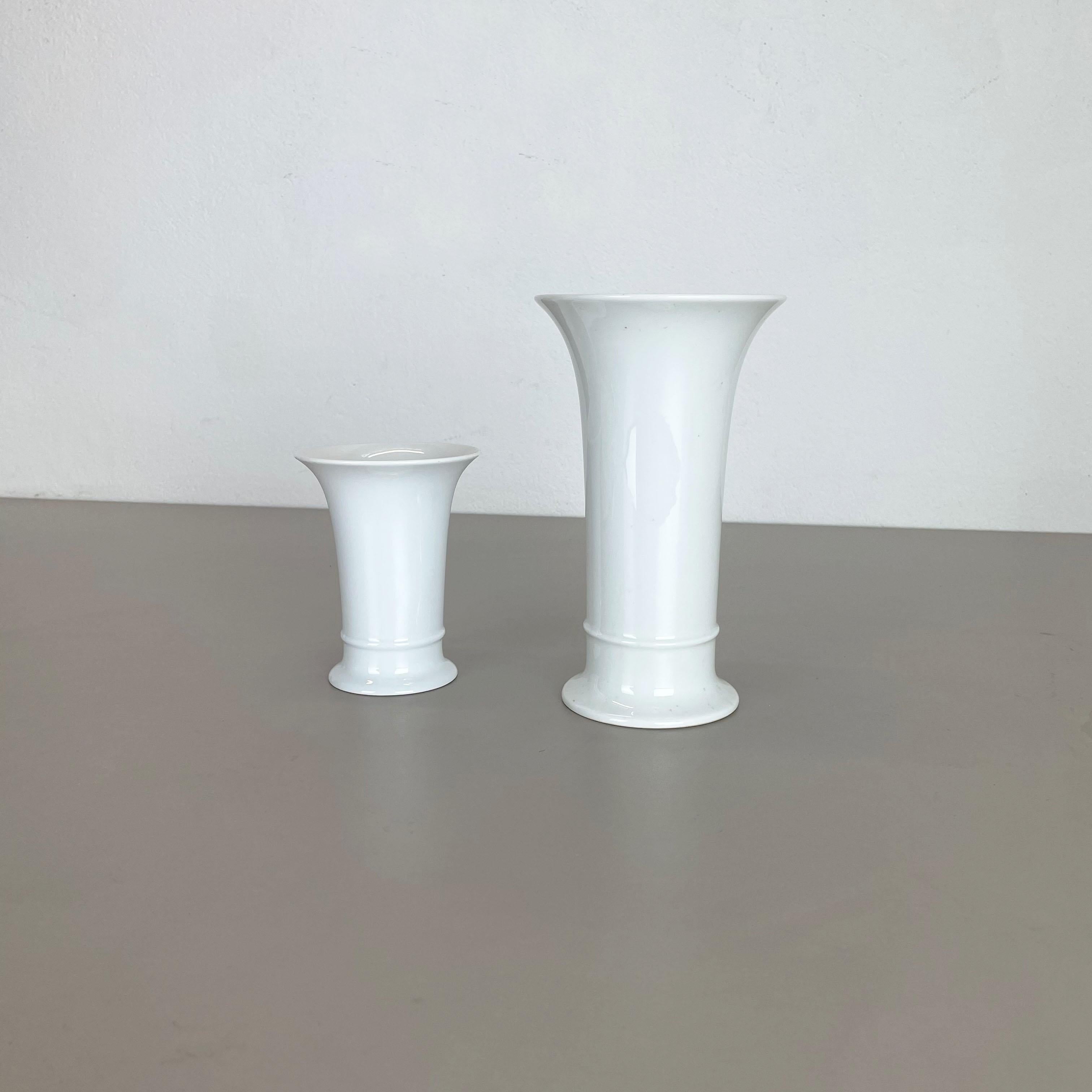 Mid-Century Modern Ensemble de 2 vases d'origine OP Art en porcelaine blanche par AK Kaiser, Allemagne, années 1970 en vente