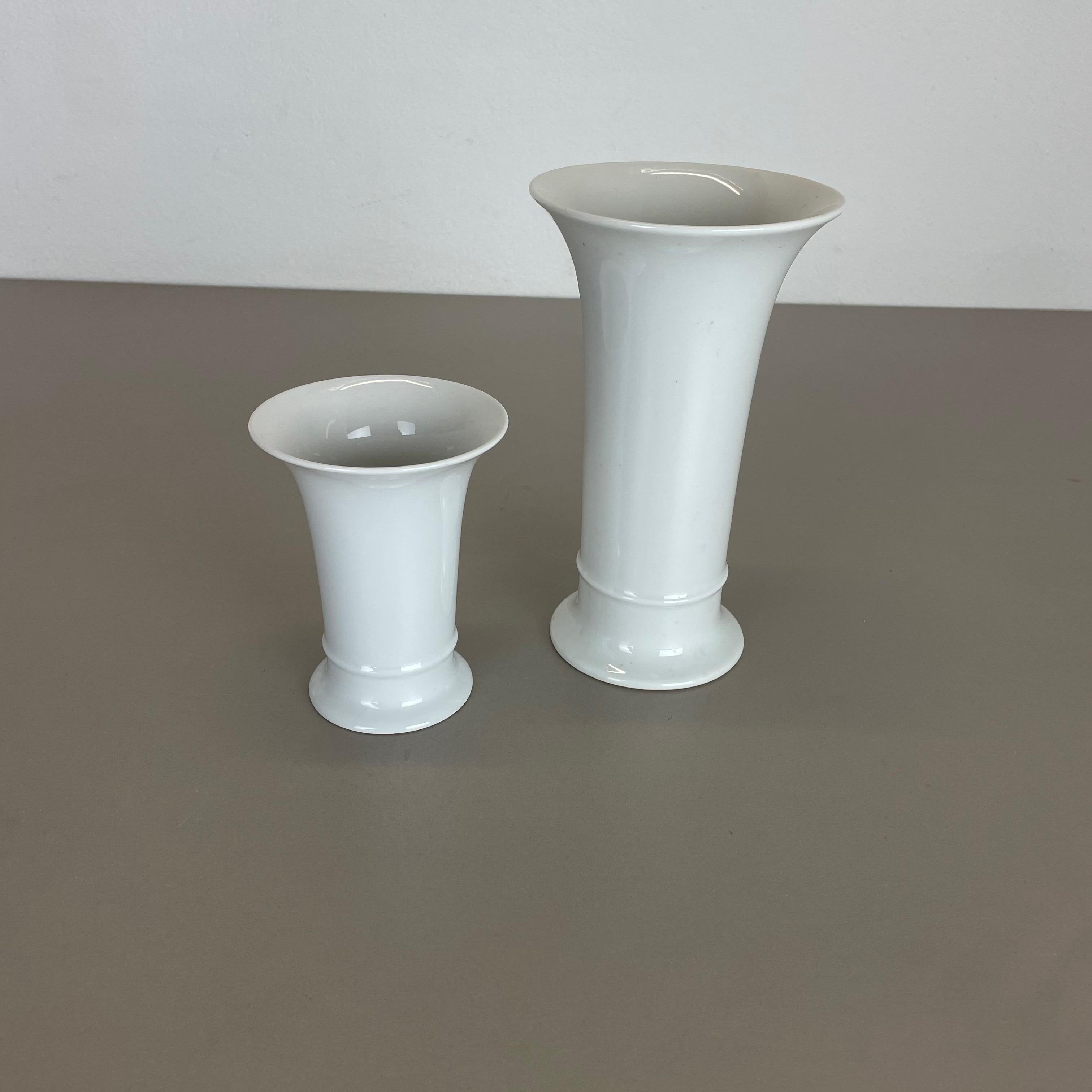Set von 2 Original OP Art Vasen aus weißem Porzellan von AK Kaiser, Deutschland, 1970er Jahre (20. Jahrhundert) im Angebot