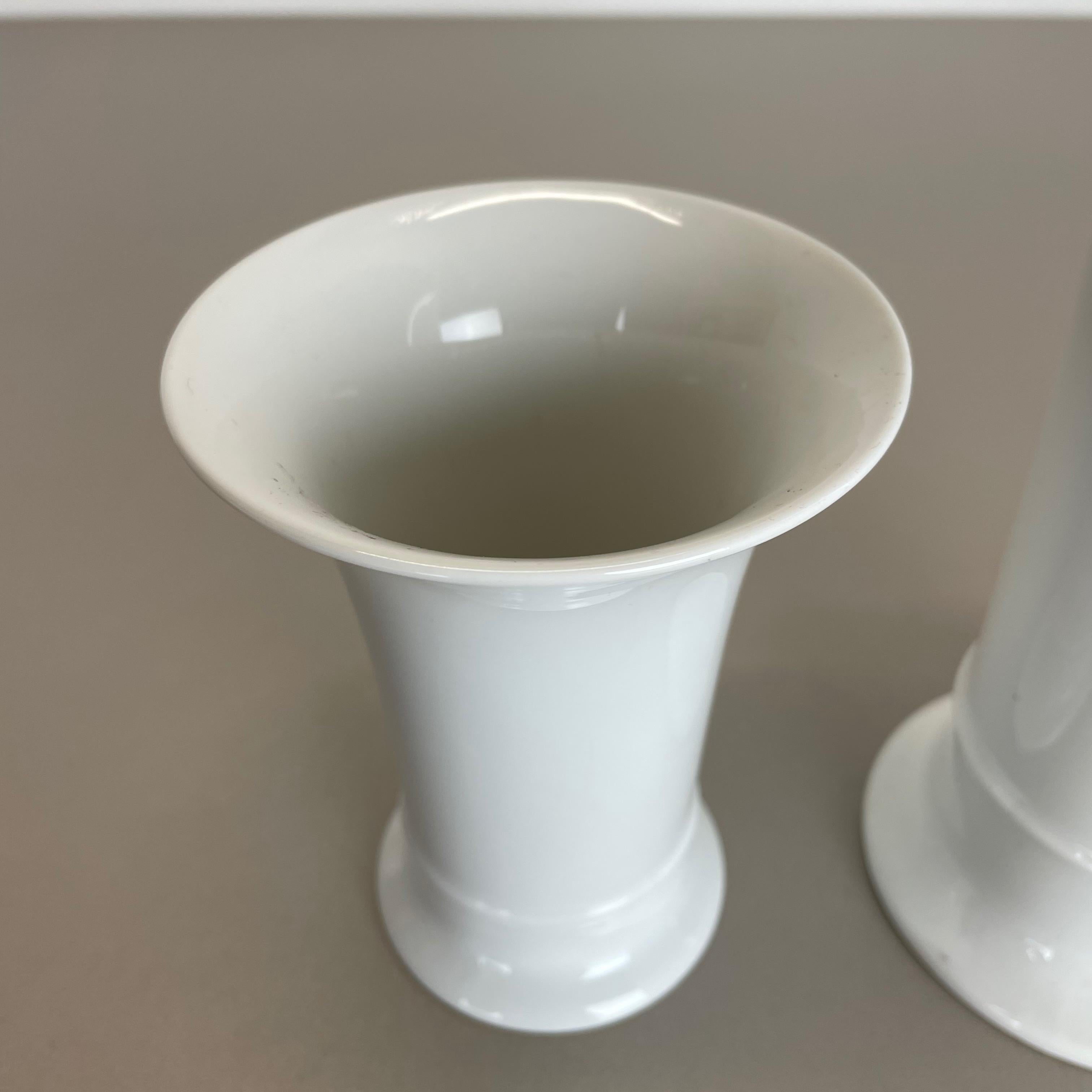 Porcelaine Ensemble de 2 vases d'origine OP Art en porcelaine blanche par AK Kaiser, Allemagne, années 1970 en vente