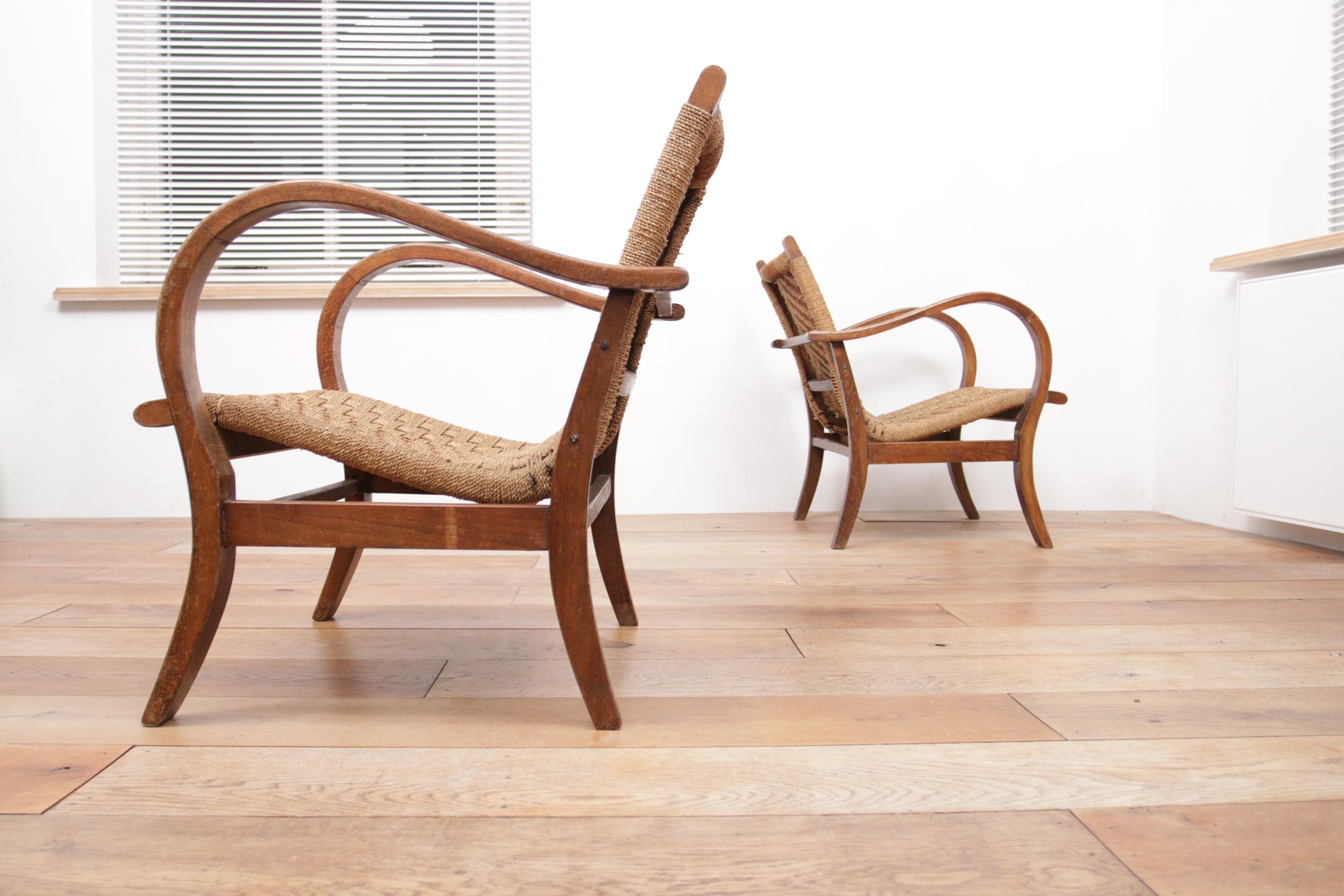 Il s'agit d'un ensemble très rare et original de fauteuils Bauhaus par Erich Dieckmann.

Erich Dieckmann était l'un des plus importants designers de meubles du Bauhaus, développant des gammes de types de meubles de siège. Comme Marcel Breuer, Erich