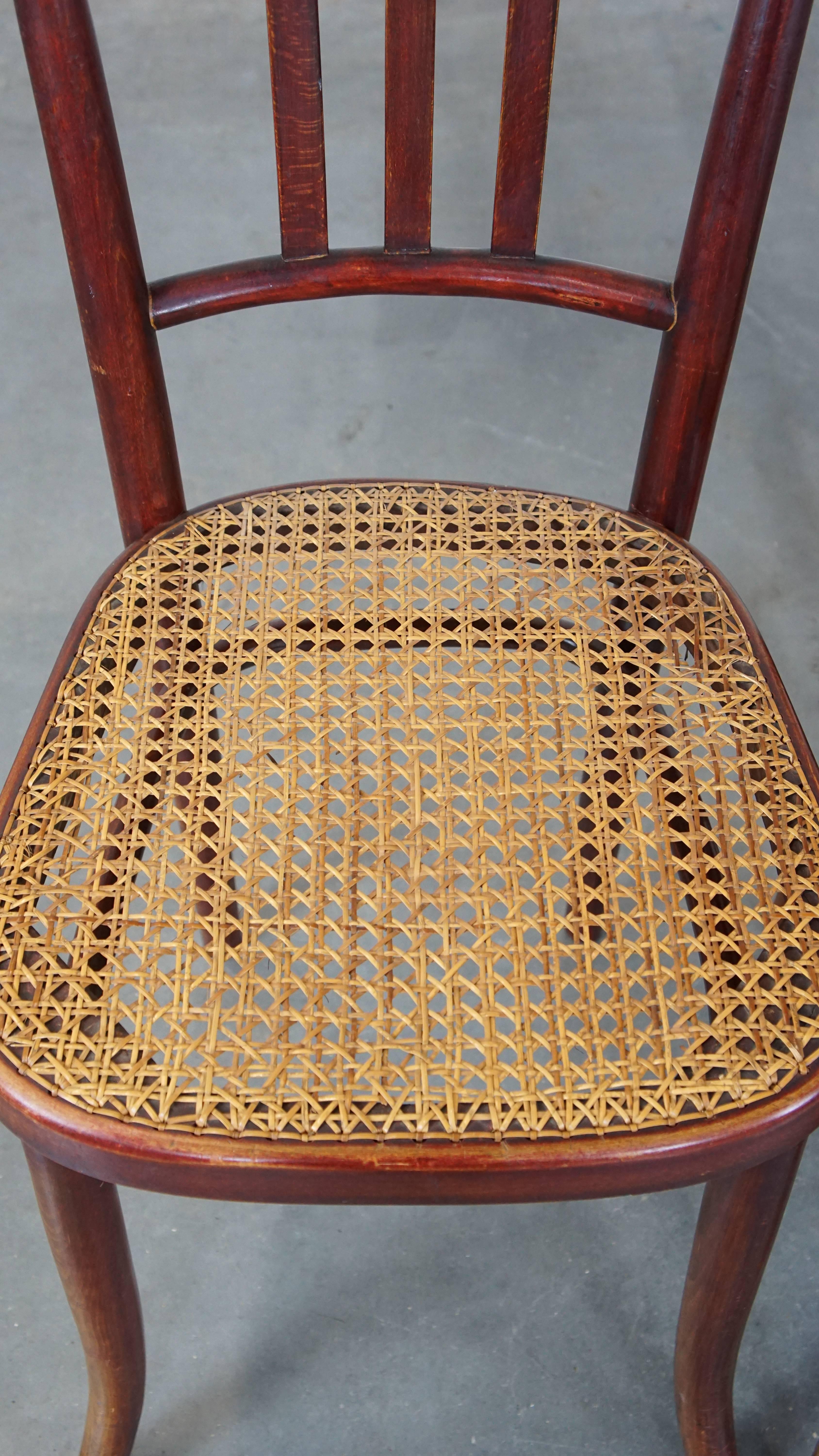 Satz von 2 originalen Vintage-Bistrostühlen im Thonet-Design mit matten Sitzen (20. Jahrhundert) im Angebot