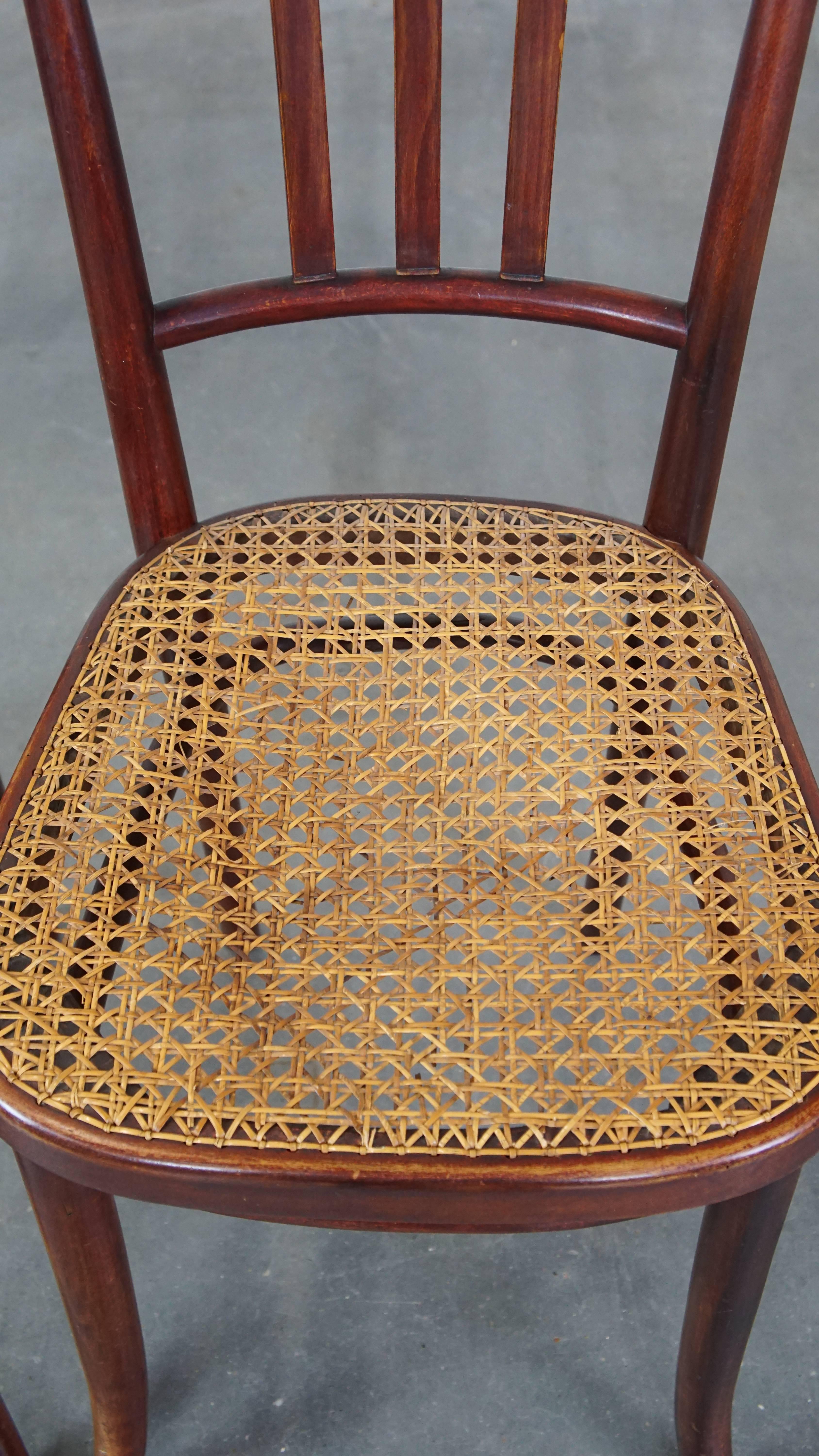 Satz von 2 originalen Vintage-Bistrostühlen im Thonet-Design mit matten Sitzen (Rattan) im Angebot