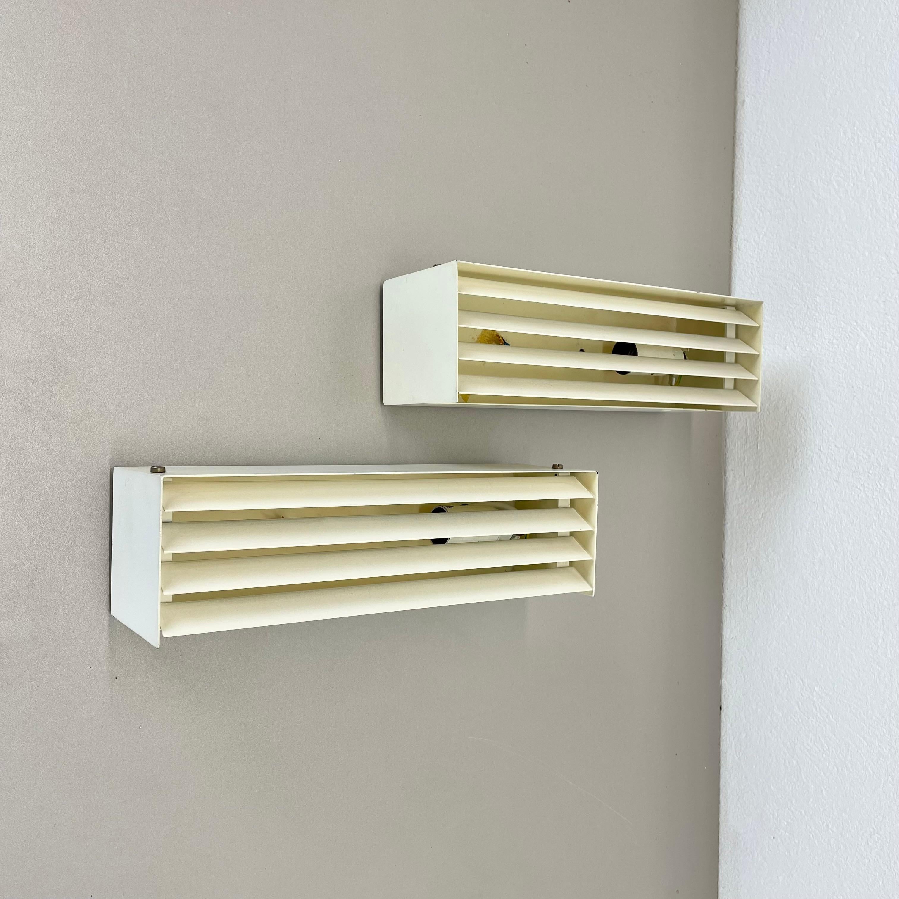 Artikel:

Wandleuchte,  2er-Satz


Produzent:

Cosack Leuchten, Deutschland


Herkunft:

Deutschland


Alter:

1970s





2er-Set Original 1970er Jahre modernistische Wandleuchten mit indirekten Lichtquellen. Diese Leuchte wurde von Cosack Leuchten