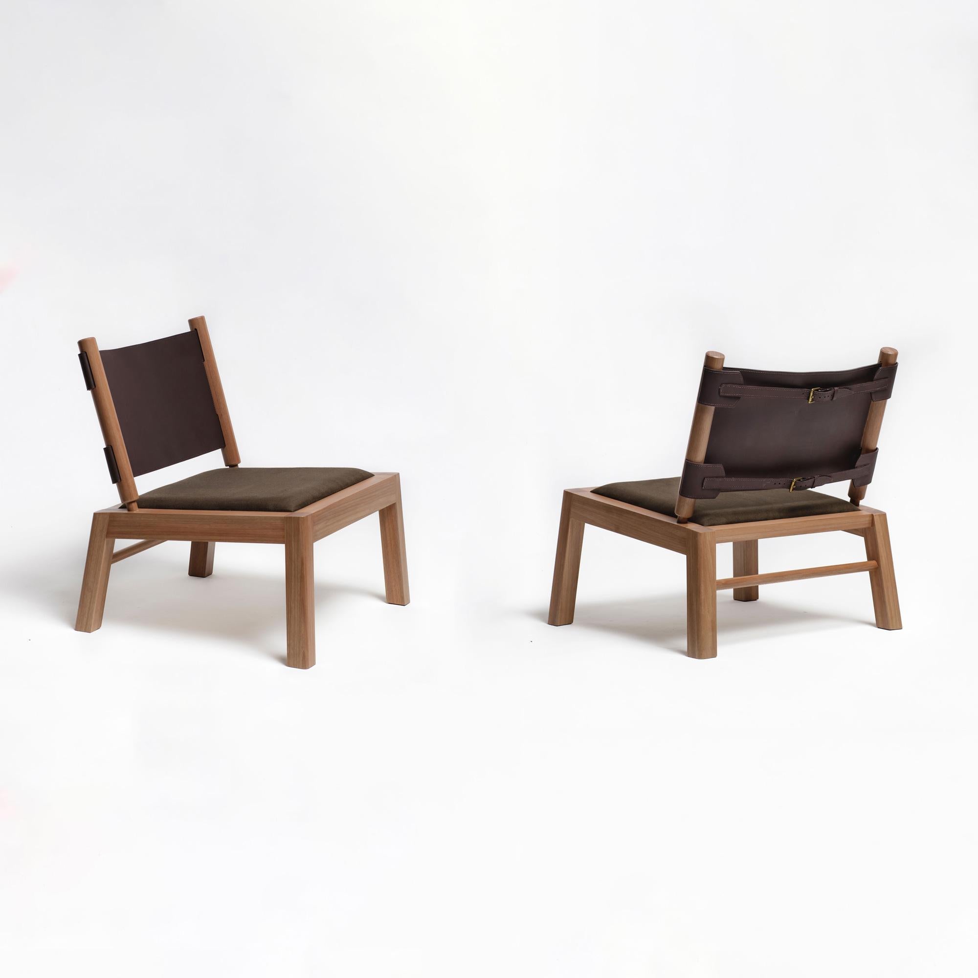 Ensemble de 2 chaises longues Oulipo. Oulipo est une chaise longue contemporaine fabriquée à la main en bois dur brésilien certifié 
