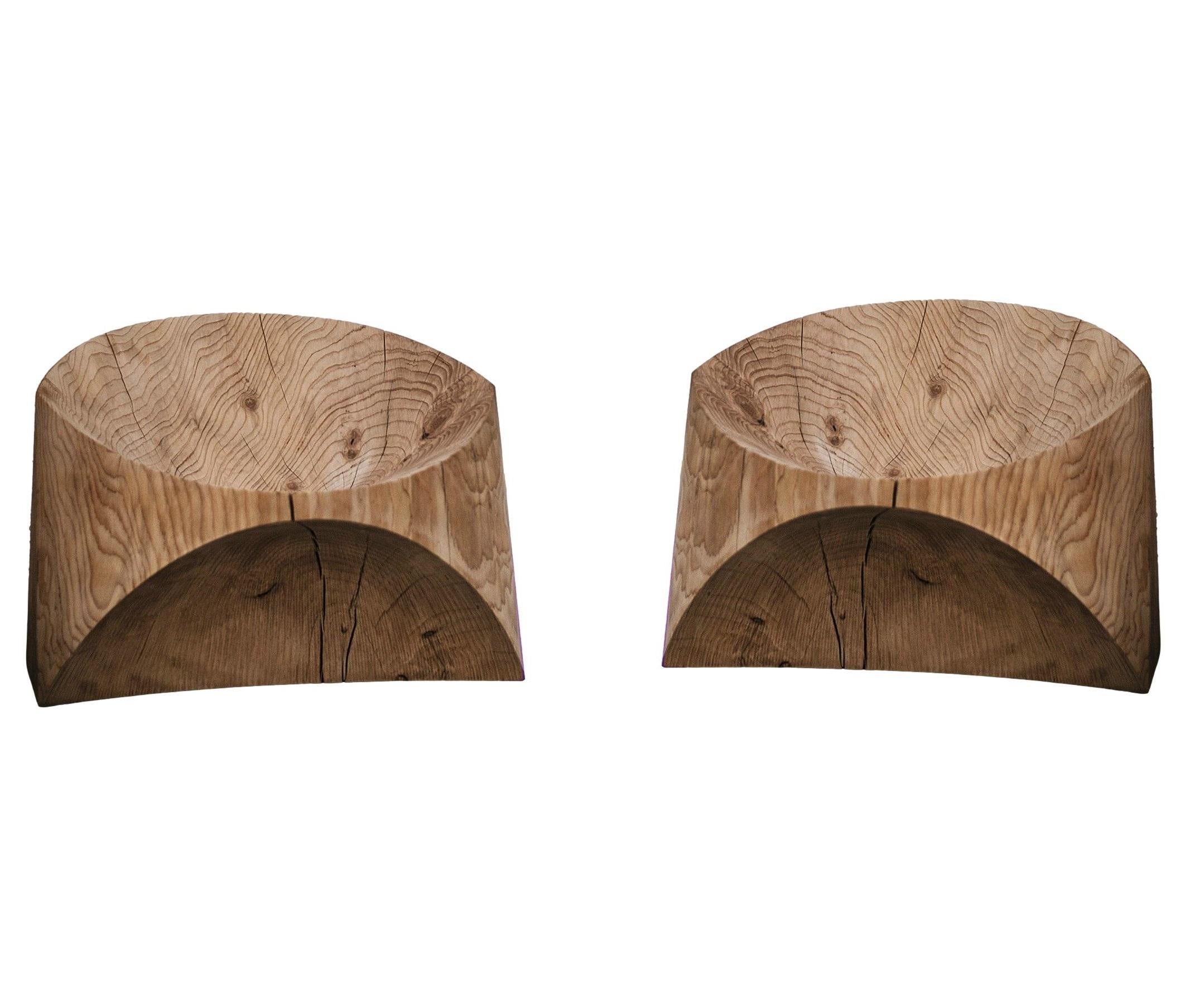 Italiano Set di 2 poltrone da esterno ricavate da un unico blocco di legno di cedro aromatico in vendita
