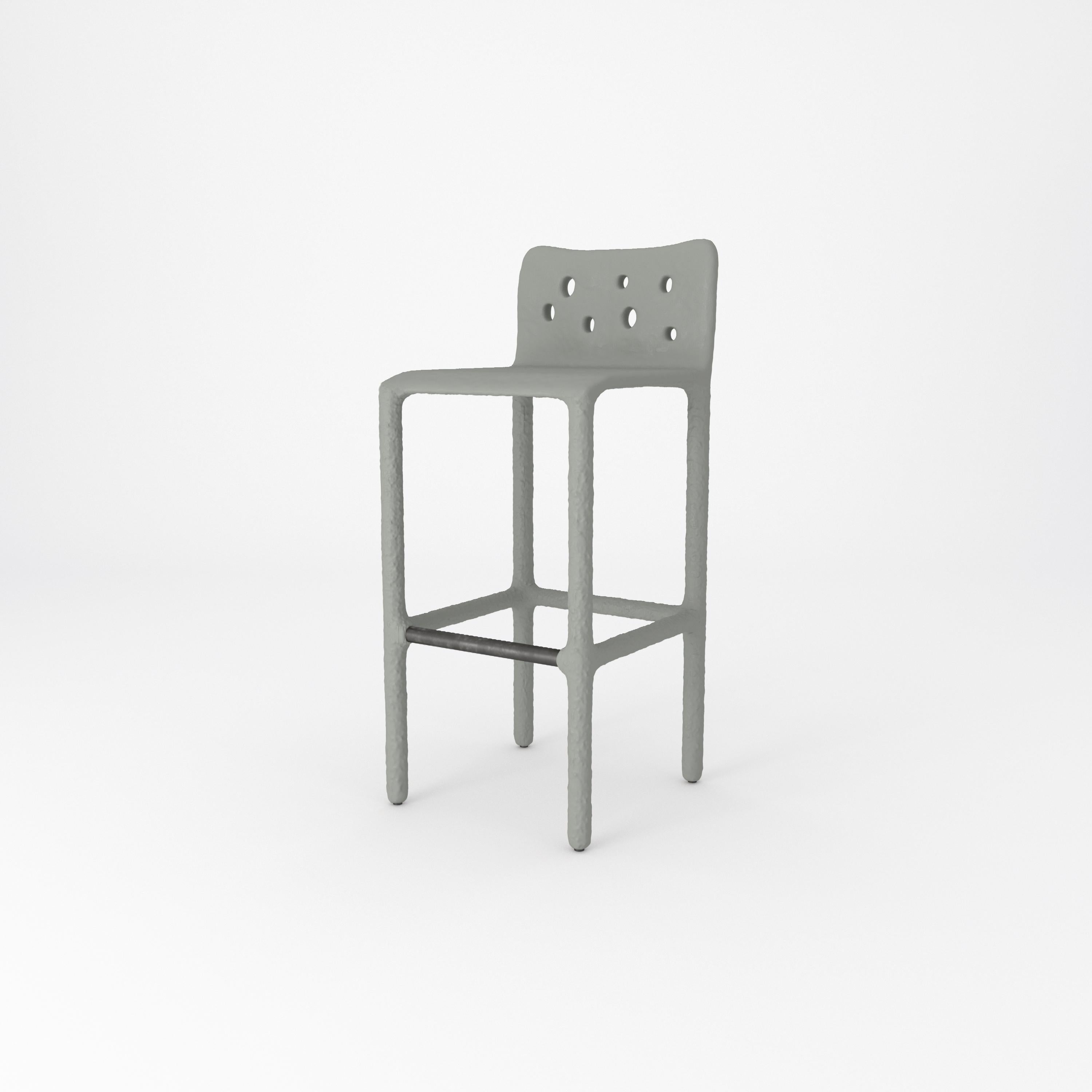 Satz von 2 zeitgenössischen grünen geformten Stühlen für den Außenbereich von Faina im Angebot 3
