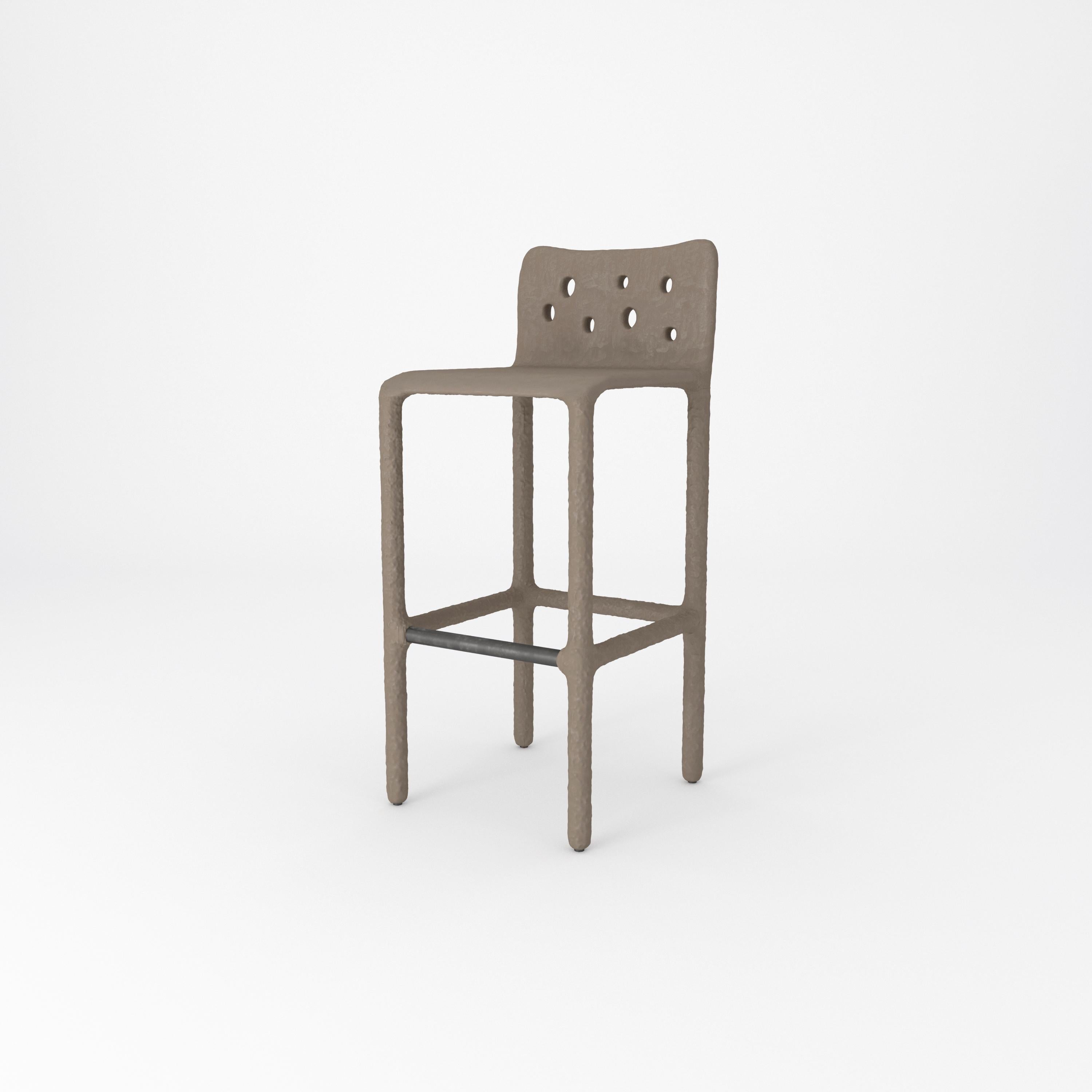 Satz von 2 zeitgenössischen grünen geformten Stühlen für den Außenbereich von Faina im Angebot 2
