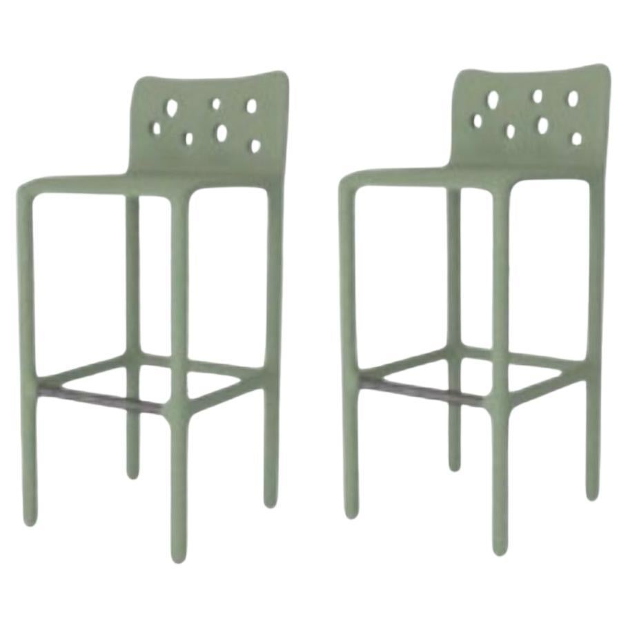 Satz von 2 zeitgenössischen grünen geformten Stühlen für den Außenbereich von Faina