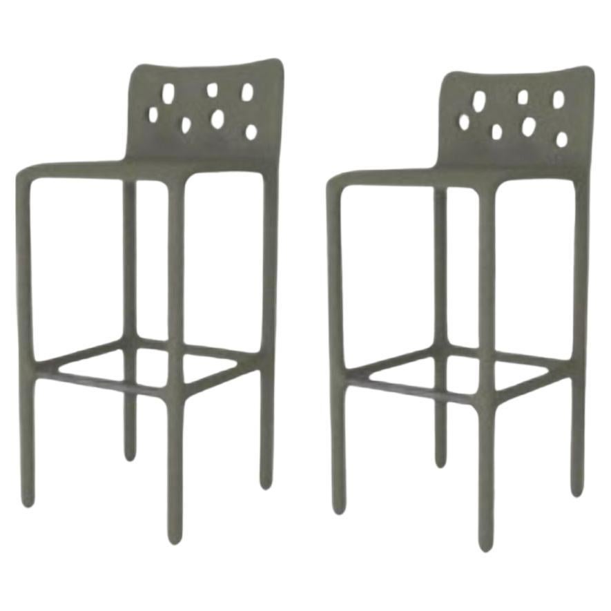 Satz von 2 zeitgenössischen grünen geformten Stühlen für den Außenbereich von Faina im Angebot