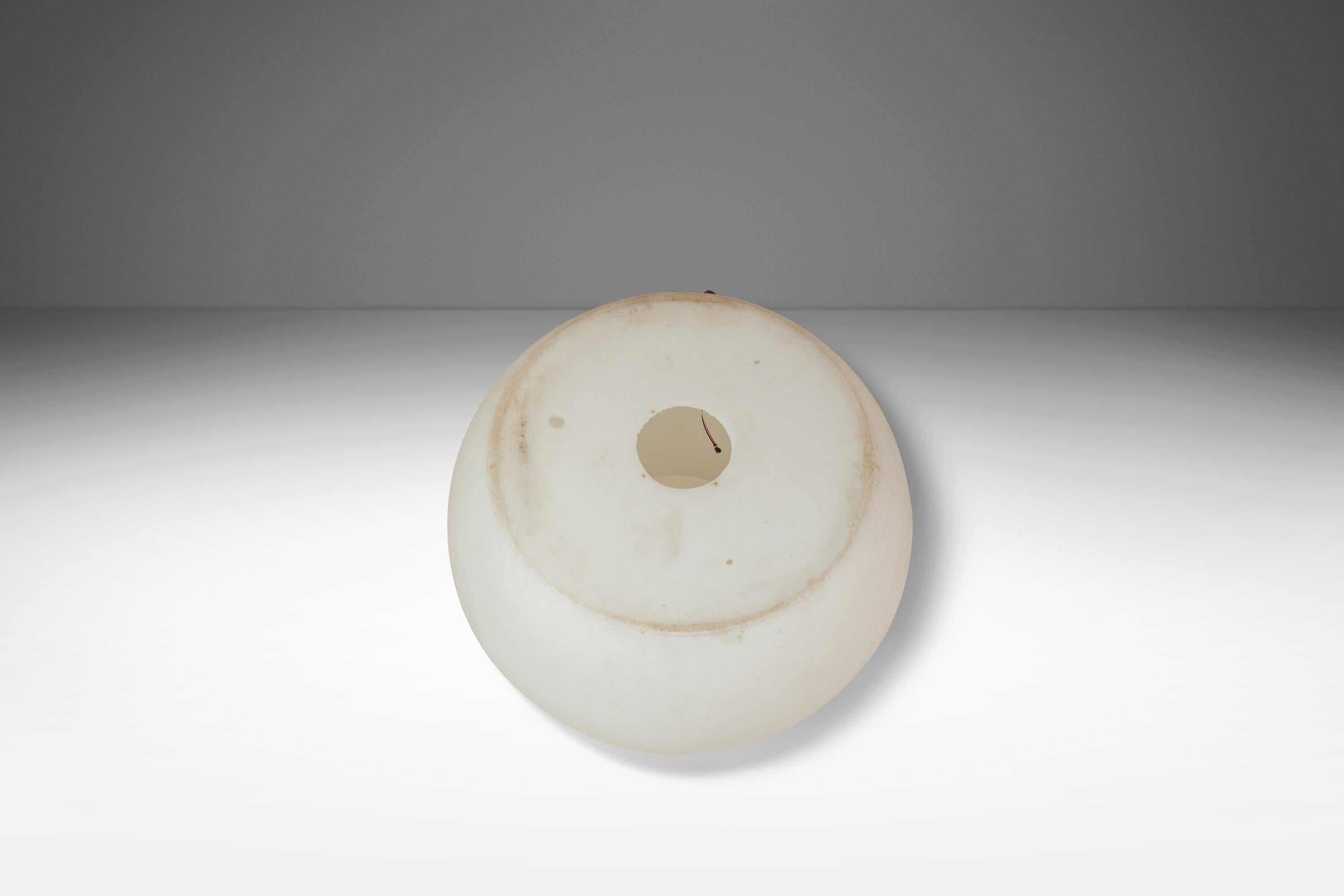 Juego de 2 sillas de exterior esféricas de plástico, Souluxe, EE.UU., c. 2000s en venta 2