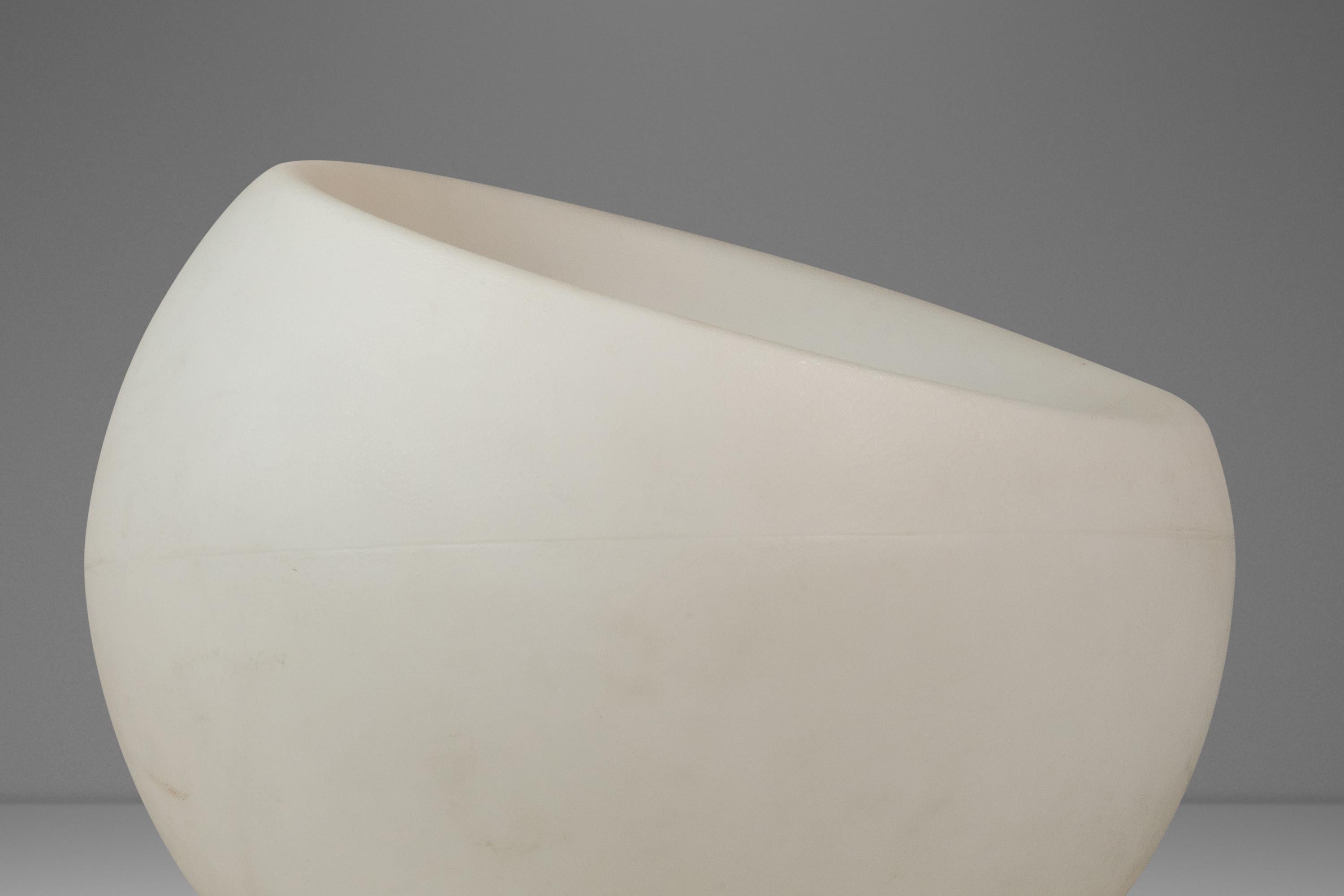 Juego de 2 sillas de exterior esféricas de plástico, Souluxe, EE.UU., c. 2000s en venta 3