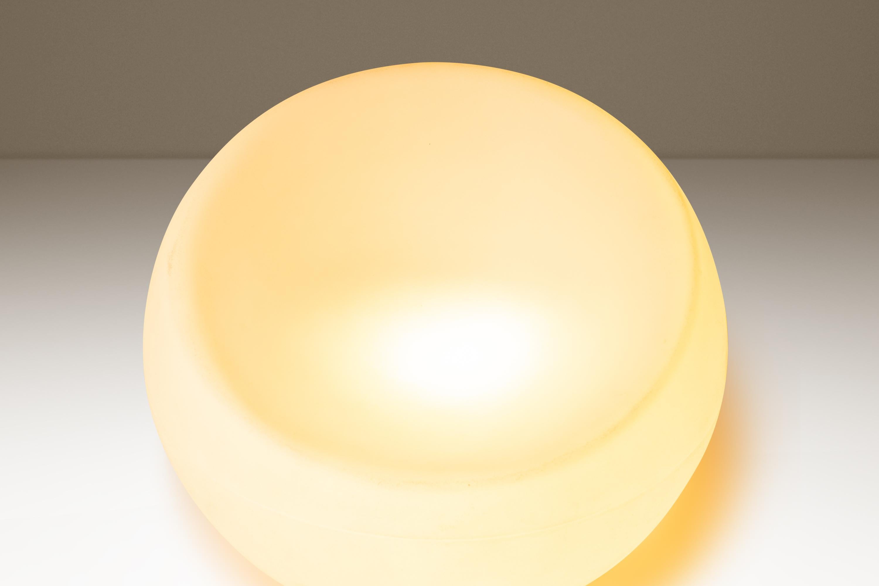 Juego de 2 sillas de exterior esféricas de plástico, Souluxe, EE.UU., c. 2000s en venta 5