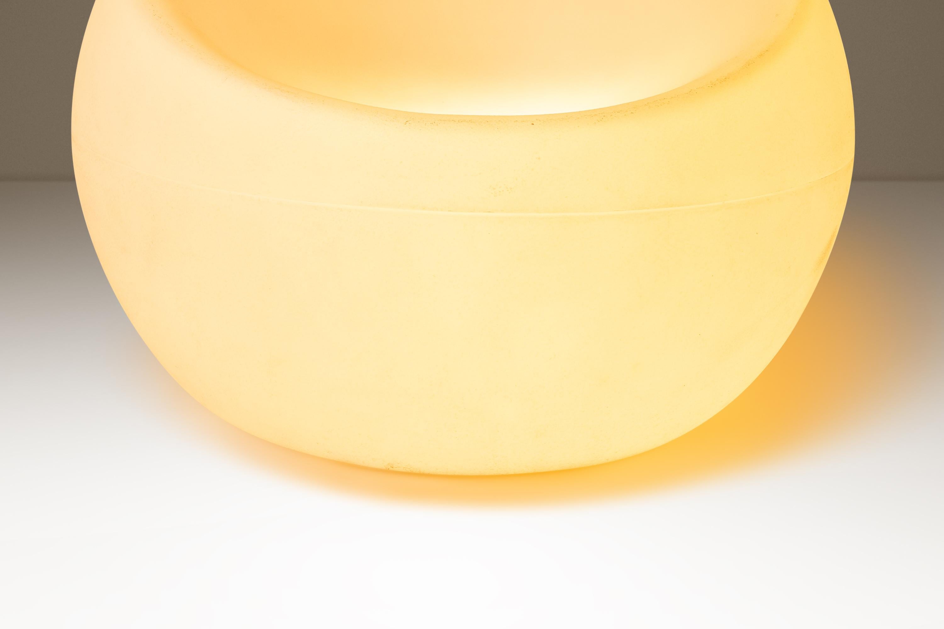 Juego de 2 sillas de exterior esféricas de plástico, Souluxe, EE.UU., c. 2000s en venta 6