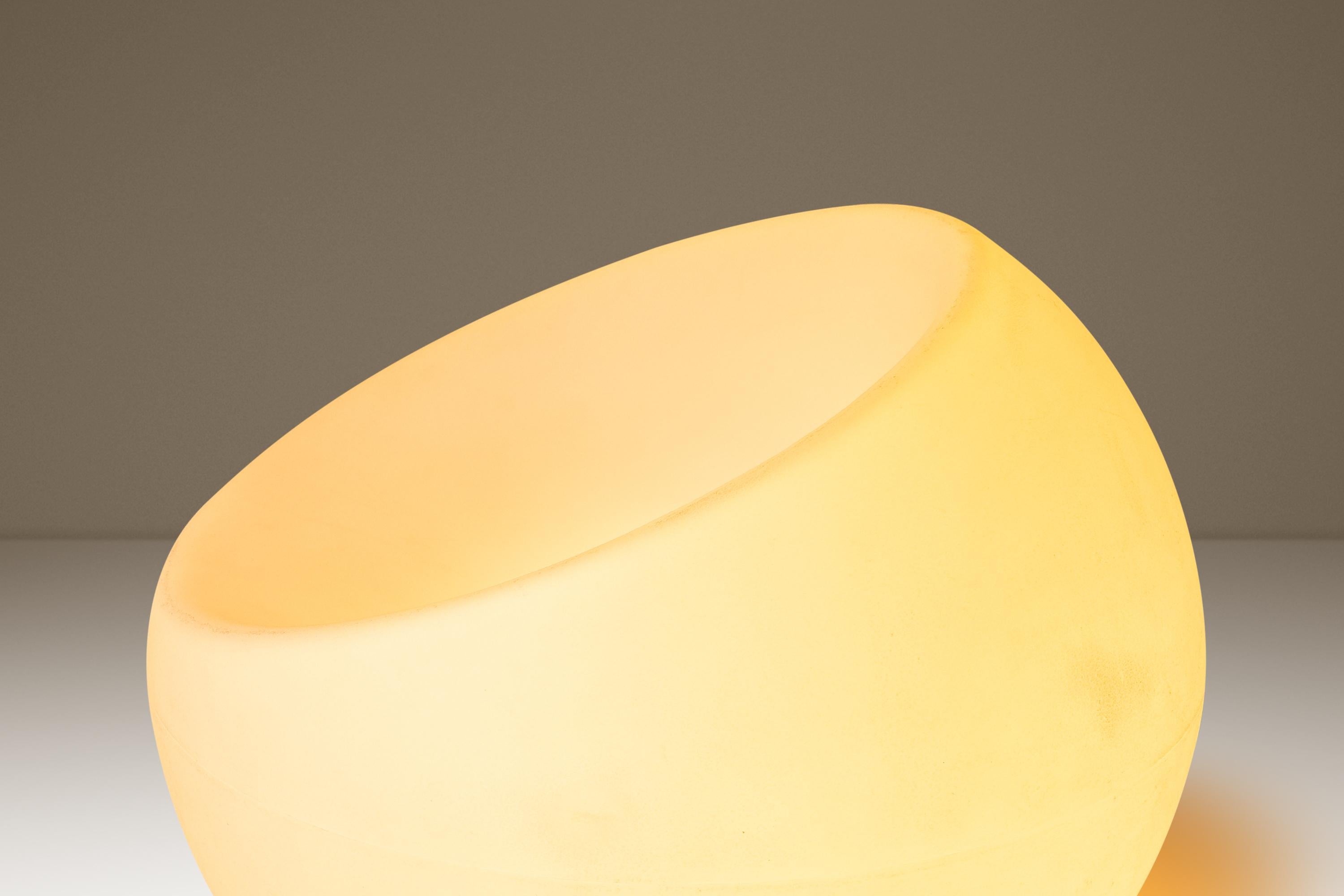 Juego de 2 sillas de exterior esféricas de plástico, Souluxe, EE.UU., c. 2000s en venta 8