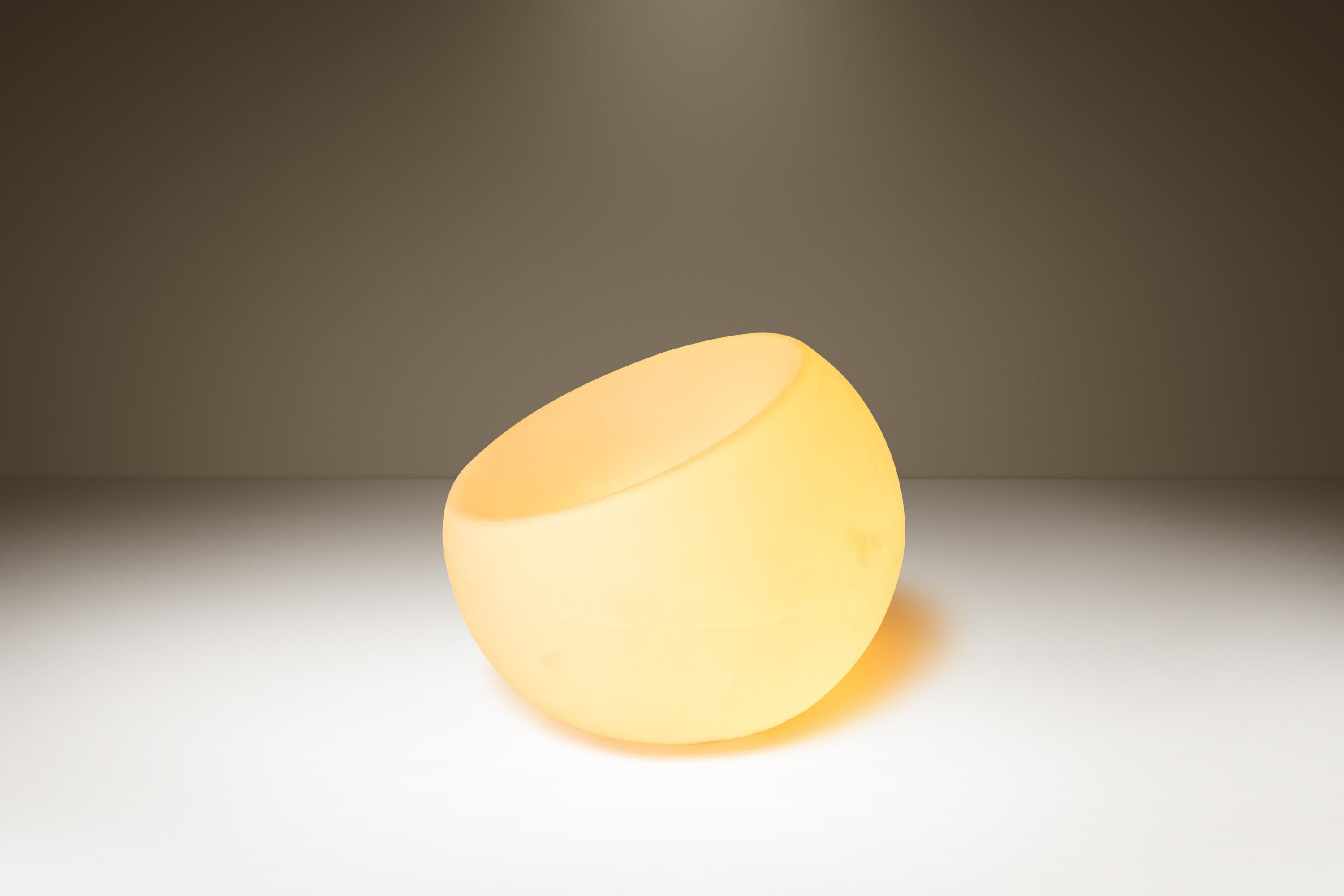 Juego de 2 sillas de exterior esféricas de plástico, Souluxe, EE.UU., c. 2000s en venta 9