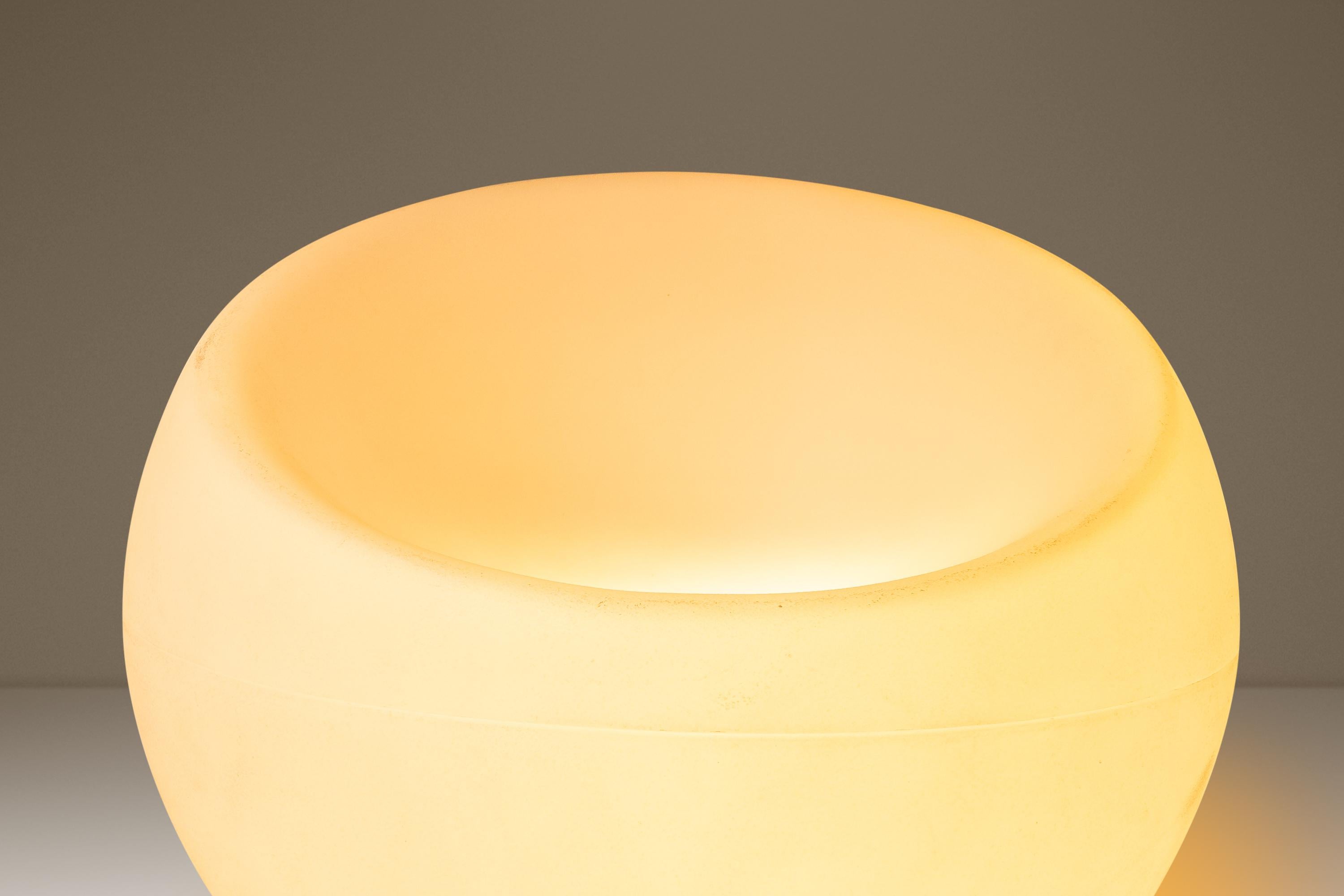 Juego de 2 sillas de exterior esféricas de plástico, Souluxe, EE.UU., c. 2000s en venta 10