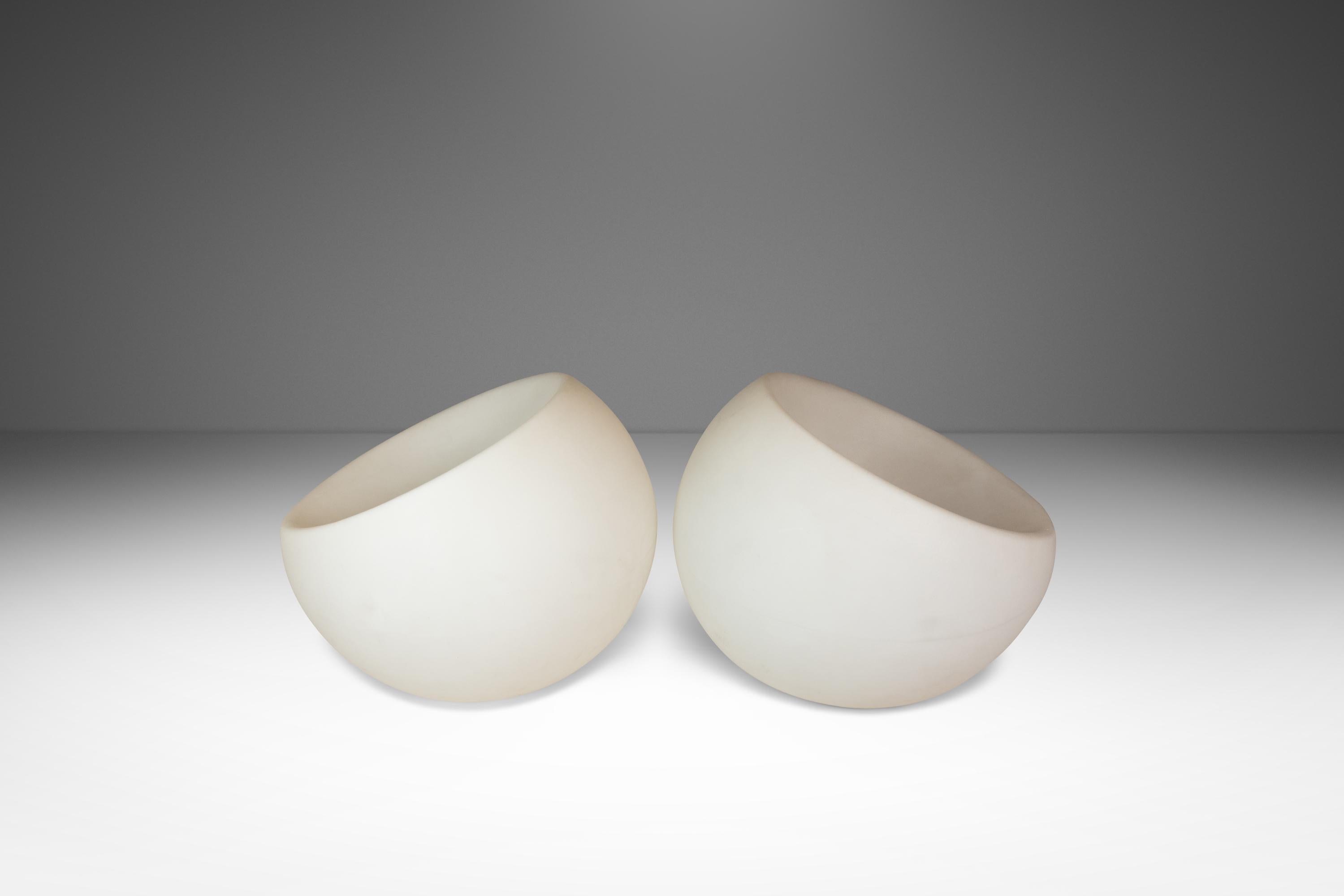 Presentamos un conjunto de sillas de acento de plástico moldeado iluminadas Post Modern de mediados de siglo, fabricadas por Souluxe a principios de la década de 2000. Con su forma esférica lunar, estas sillas se diseñaron originalmente para