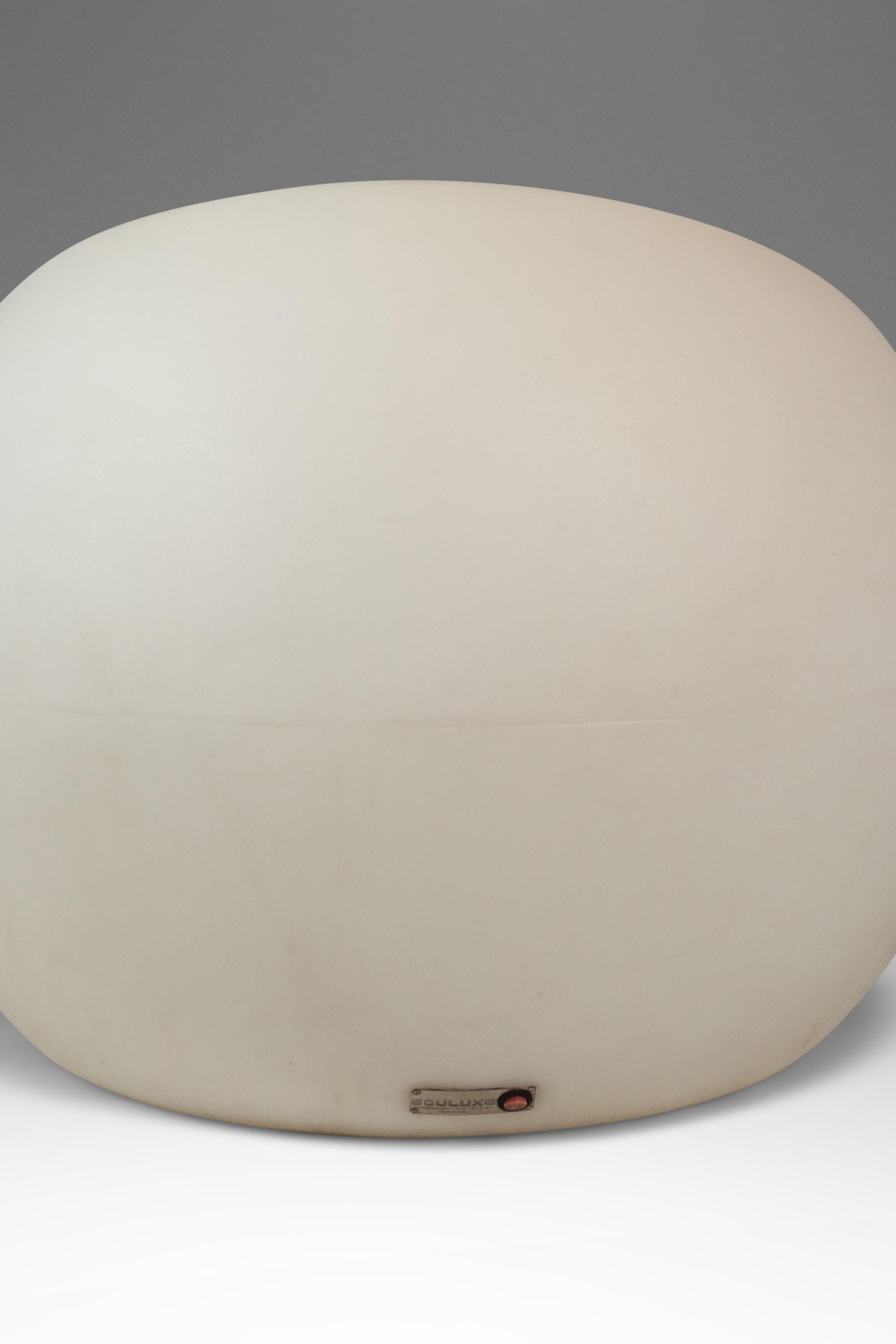 Juego de 2 sillas de exterior esféricas de plástico, Souluxe, EE.UU., c. 2000s en venta 12