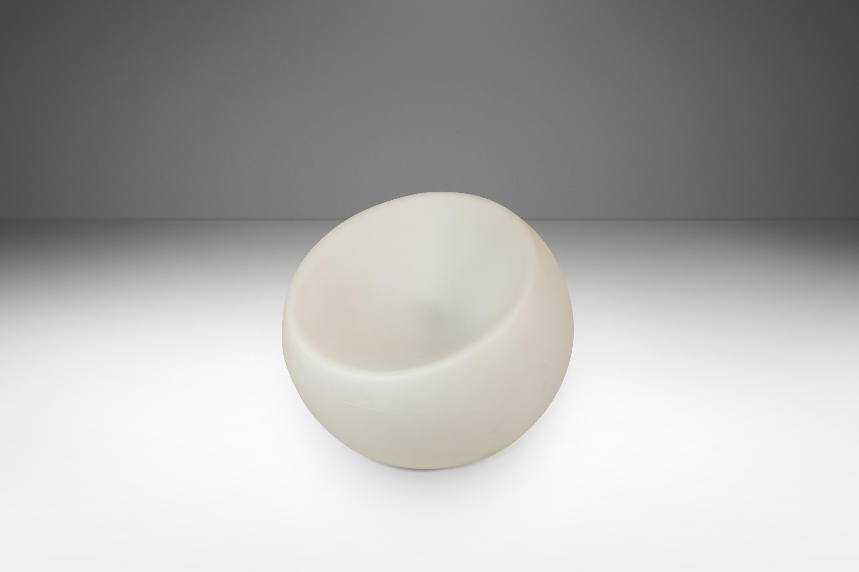 Juego de 2 sillas de exterior esféricas de plástico, Souluxe, EE.UU., c. 2000s Posmoderno en venta