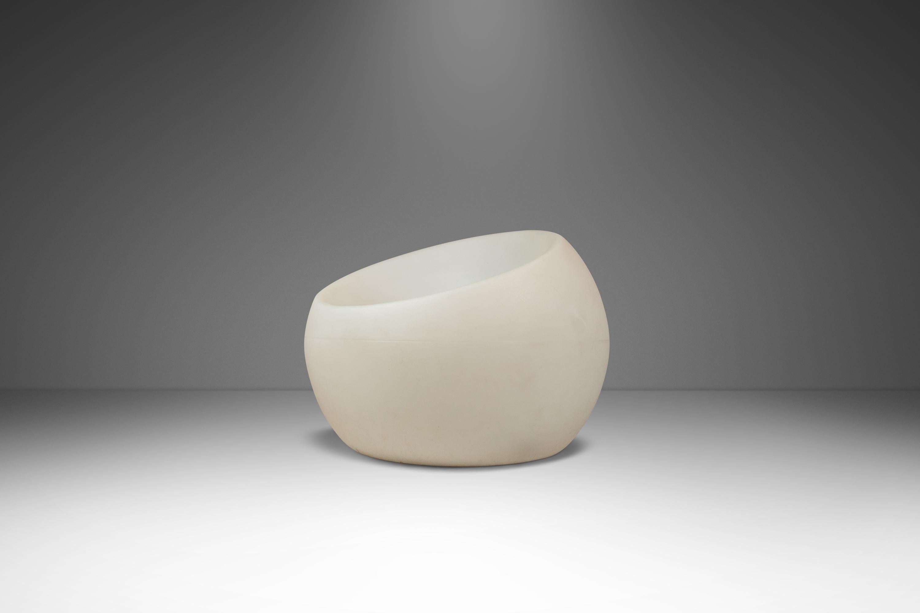 Juego de 2 sillas de exterior esféricas de plástico, Souluxe, EE.UU., c. 2000s Estadounidense en venta