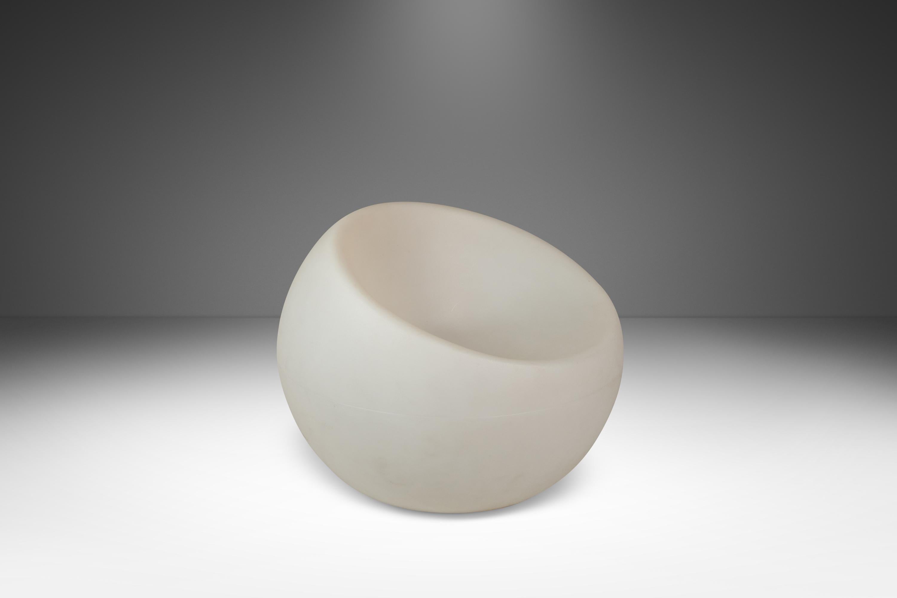 Juego de 2 sillas de exterior esféricas de plástico, Souluxe, EE.UU., c. 2000s en Bueno estado para la venta en Deland, FL