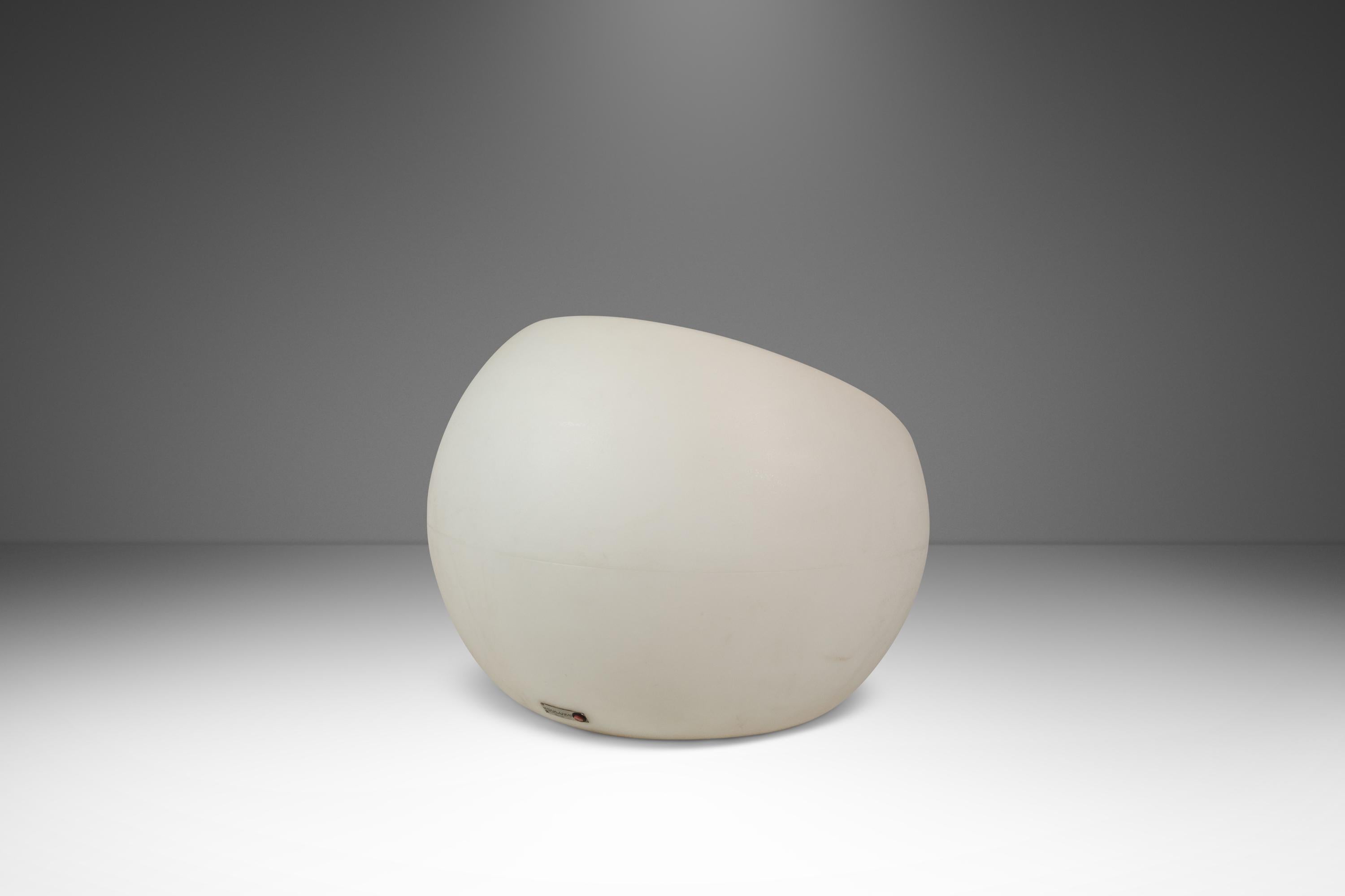 Juego de 2 sillas de exterior esféricas de plástico, Souluxe, EE.UU., c. 2000s Siglo XXI y contemporáneo en venta