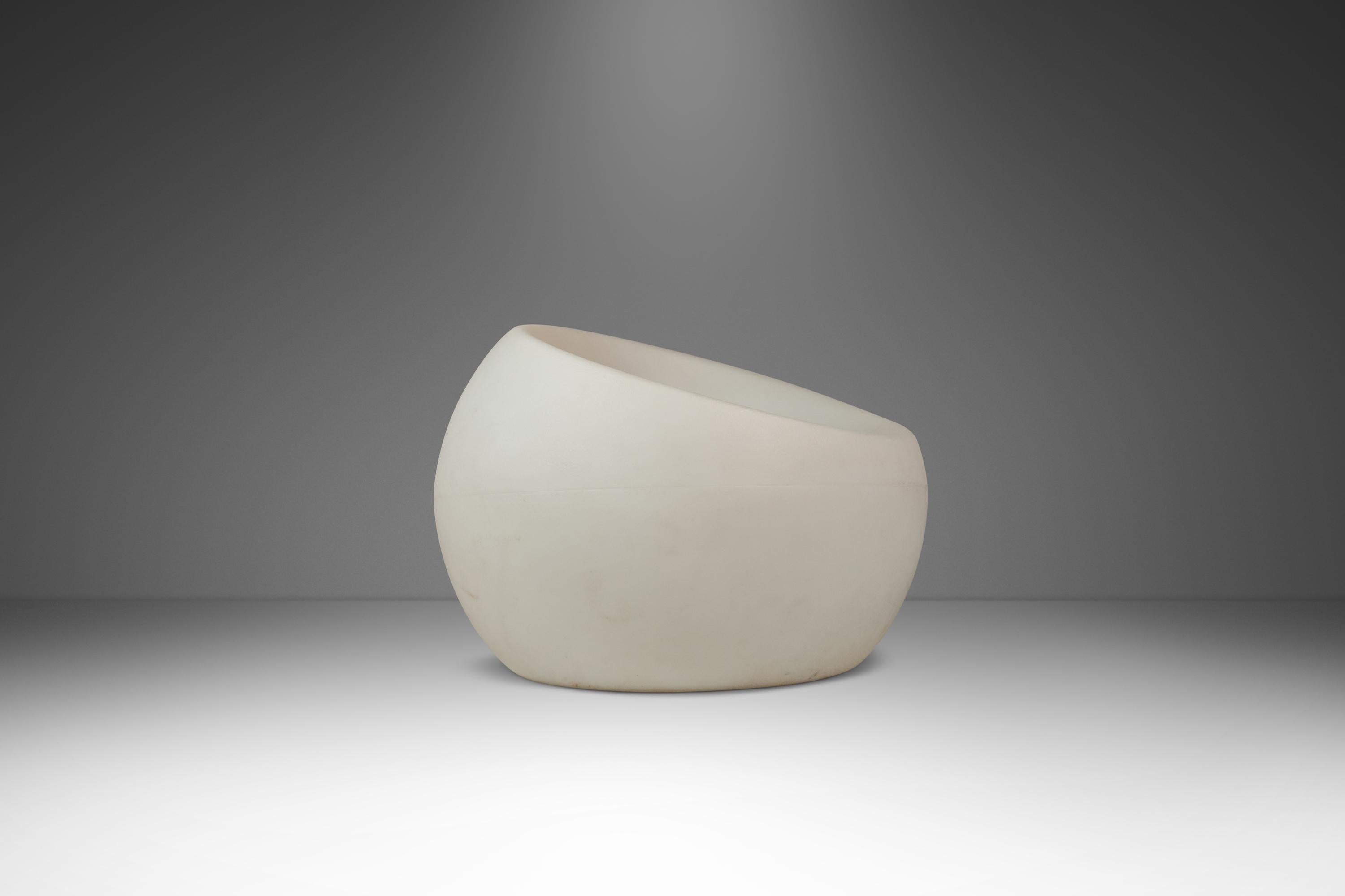 Juego de 2 sillas de exterior esféricas de plástico, Souluxe, EE.UU., c. 2000s Plástico en venta