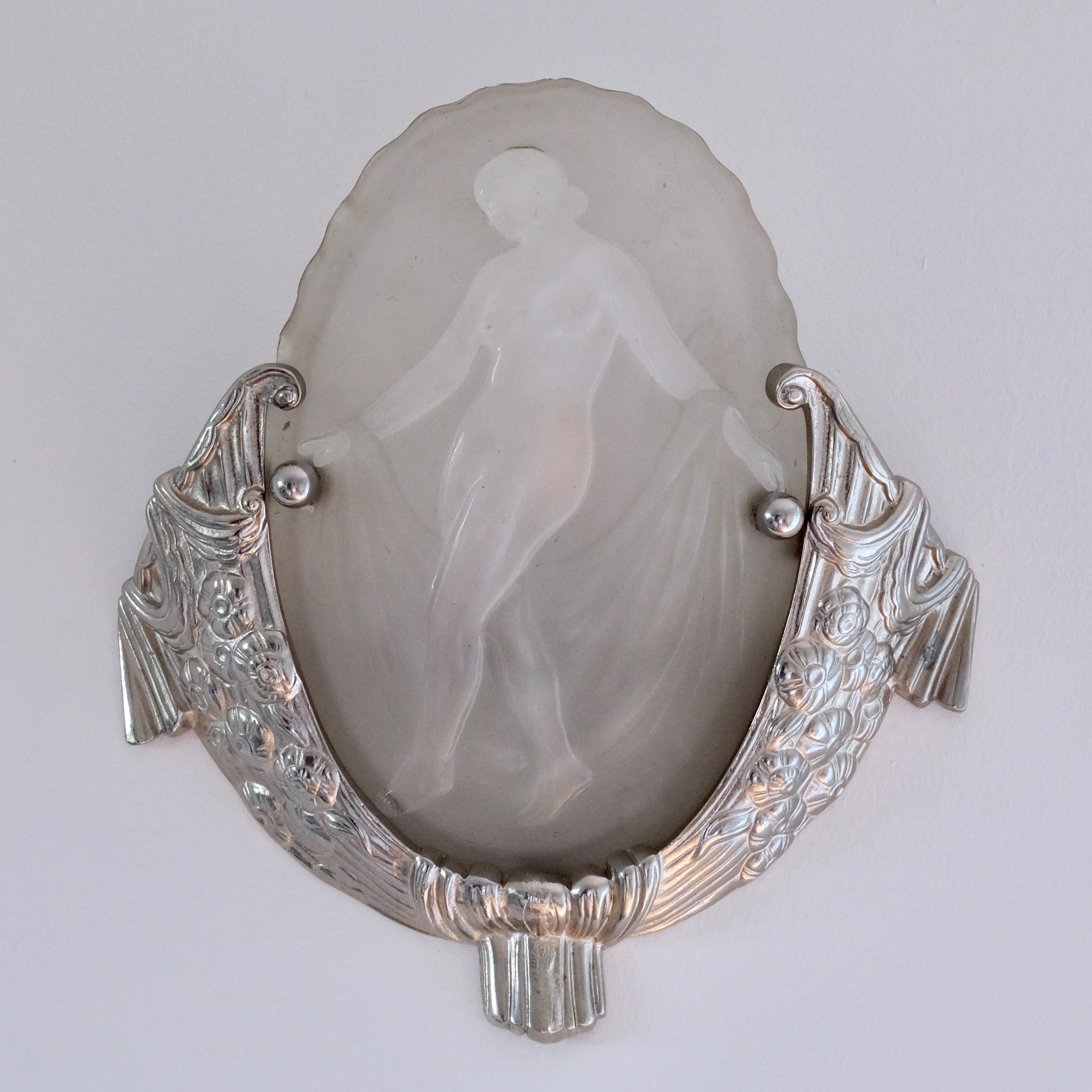 Este raro y encantador par de apliques art déco franceses, fabricados en la década de 1920 por la estimada Muller Frères de Luneville, muestra el lujoso diseño y el refinado arte que definieron el primer movimiento art déco. Cada aplique presenta un