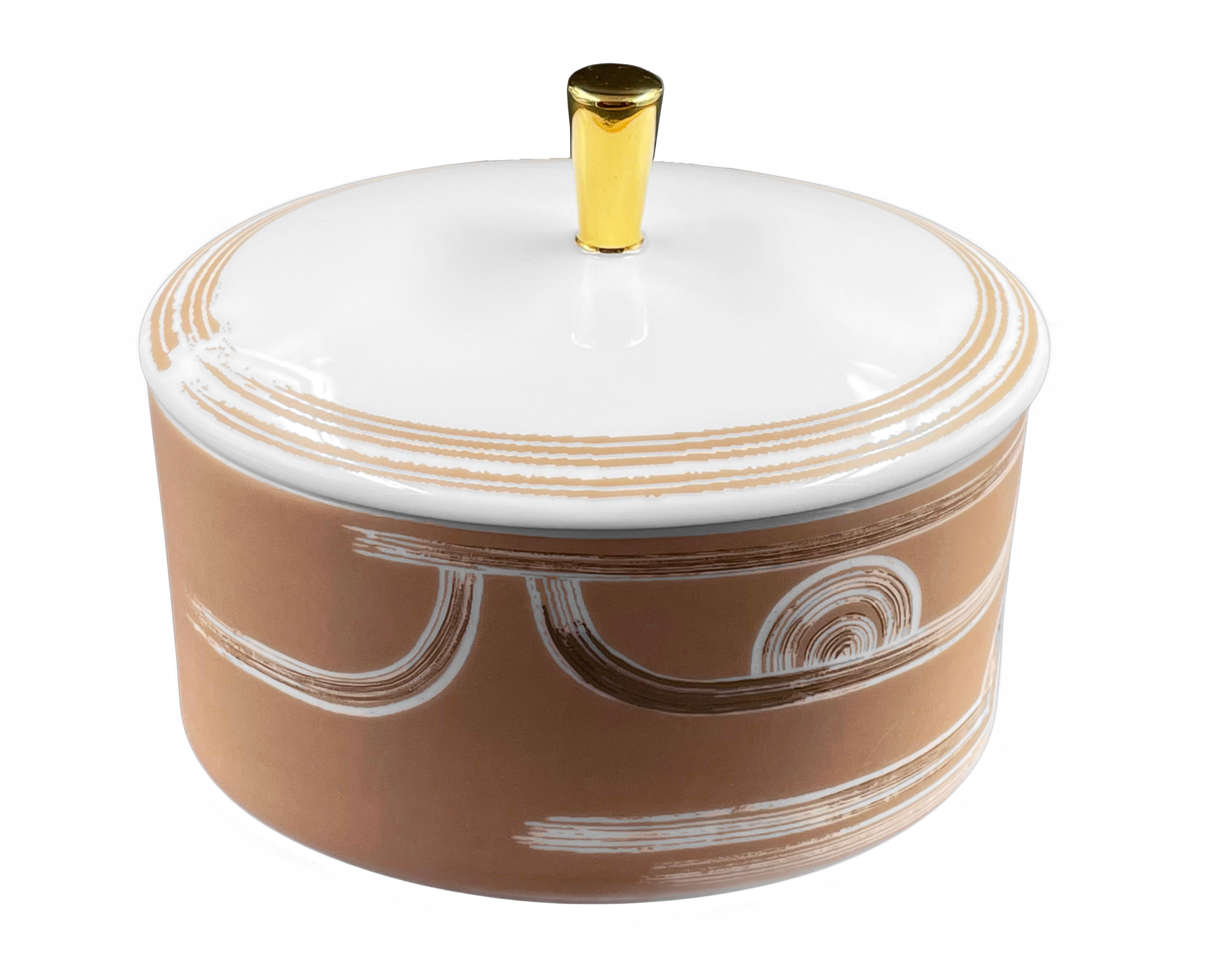 Description: Oval box with lid (2 pieces)
Color: Beige gold
Size: 10.5 Ø x 9 H cm
Material: Porcelain and gold
Collection: Art Déco Garden

Larger quantities available upon request, with 8 weeks production time.