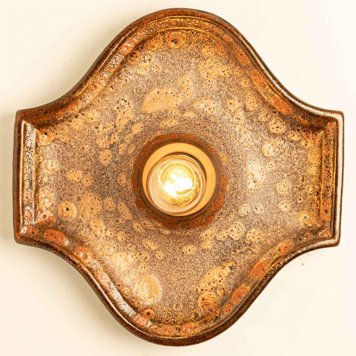 Set di 2 luci da parete ovali in ceramica stile Fat Lava, 1970 In condizioni buone in vendita a Rijssen, NL