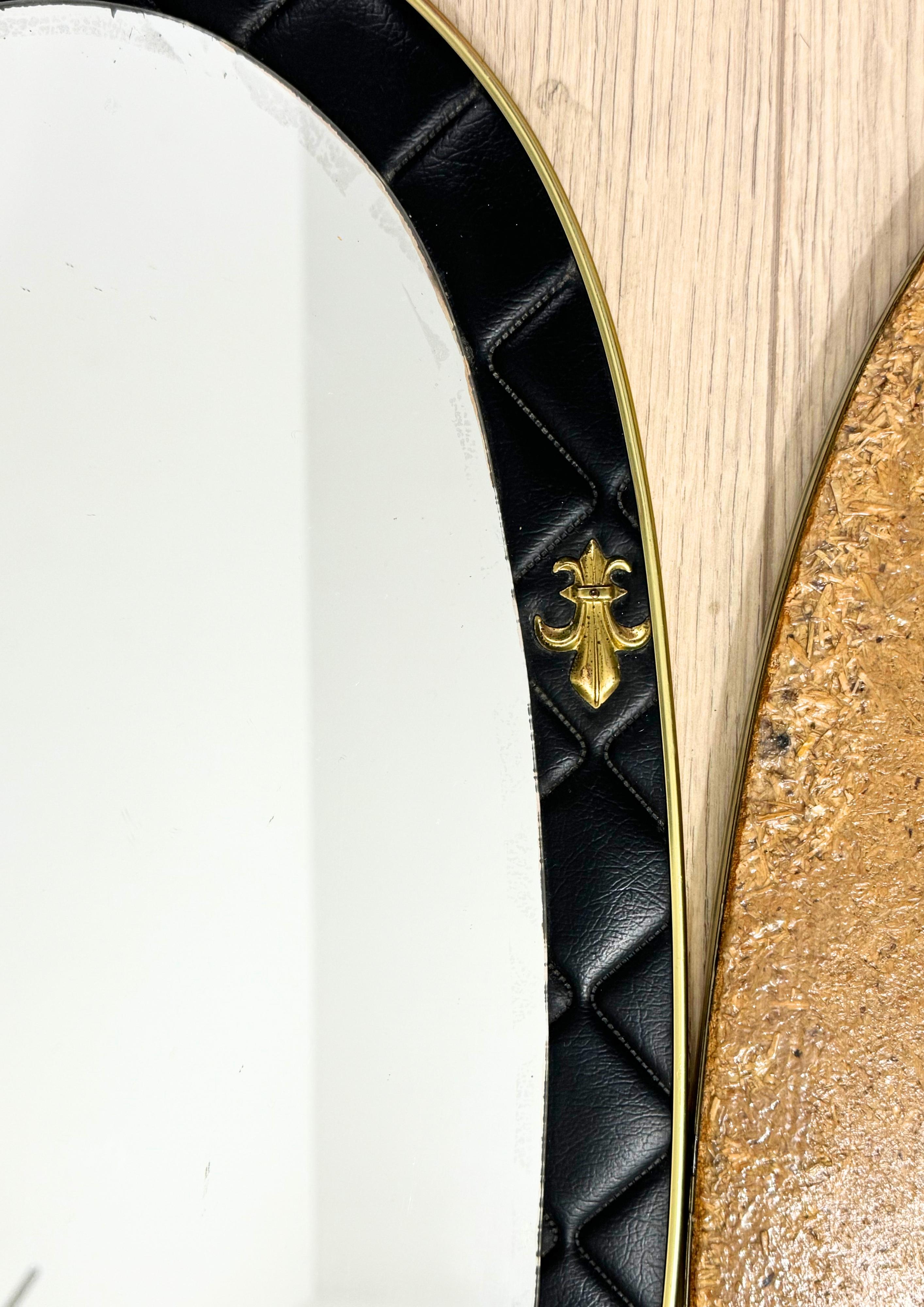 Ensemble de 2 miroirs muraux ovales français avec cadre en cuir et fleur de lys en laiton en vente 3
