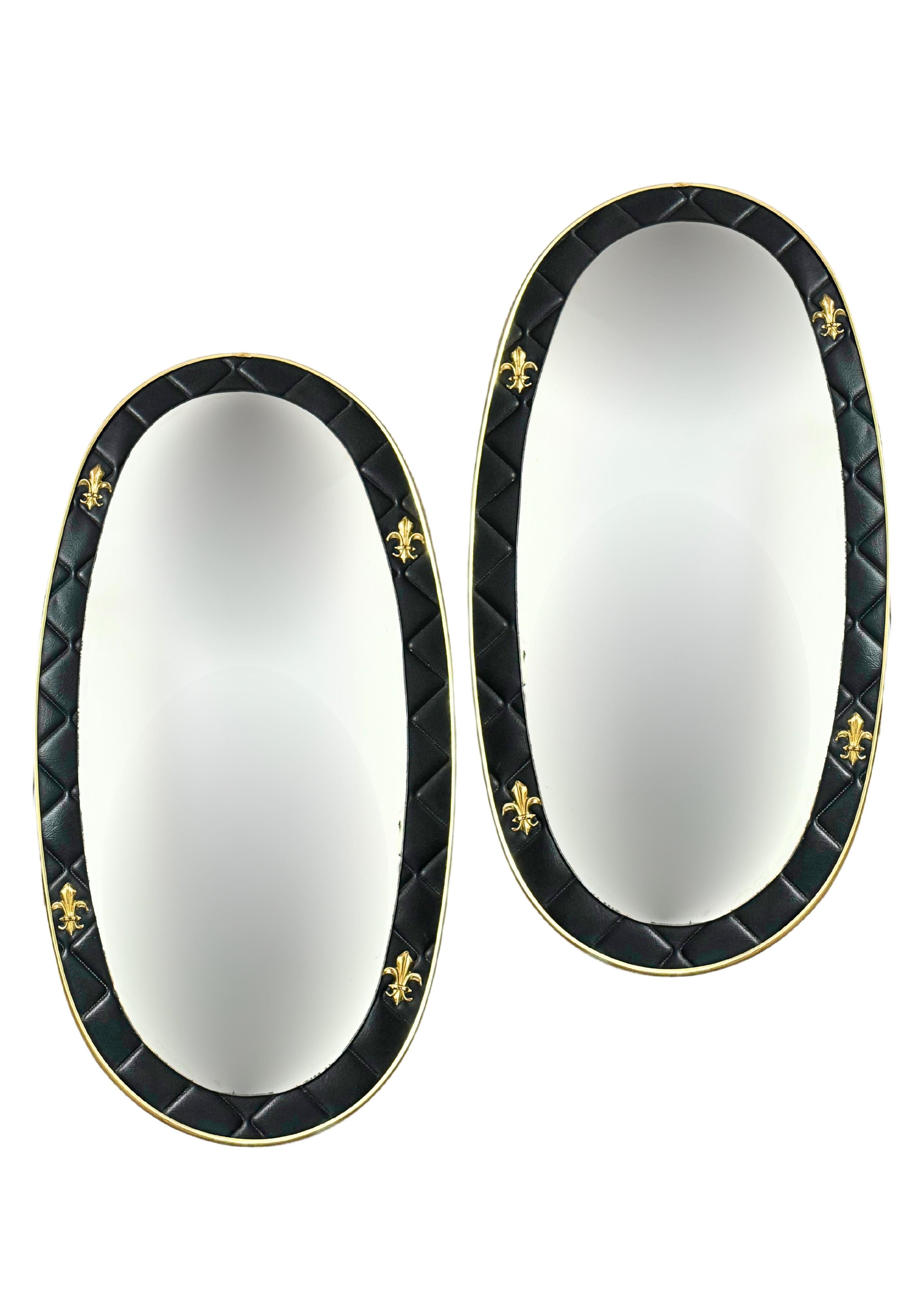 Ensemble de 2 miroirs muraux de forme ovale de fabrication française, vers les années 1970.
Magnifiques miroirs de style régence hollywoodienne.
Encadré en cuir vinyle matelassé avec garniture en laiton à fleur de lys.
Les bords sont bordés d'un