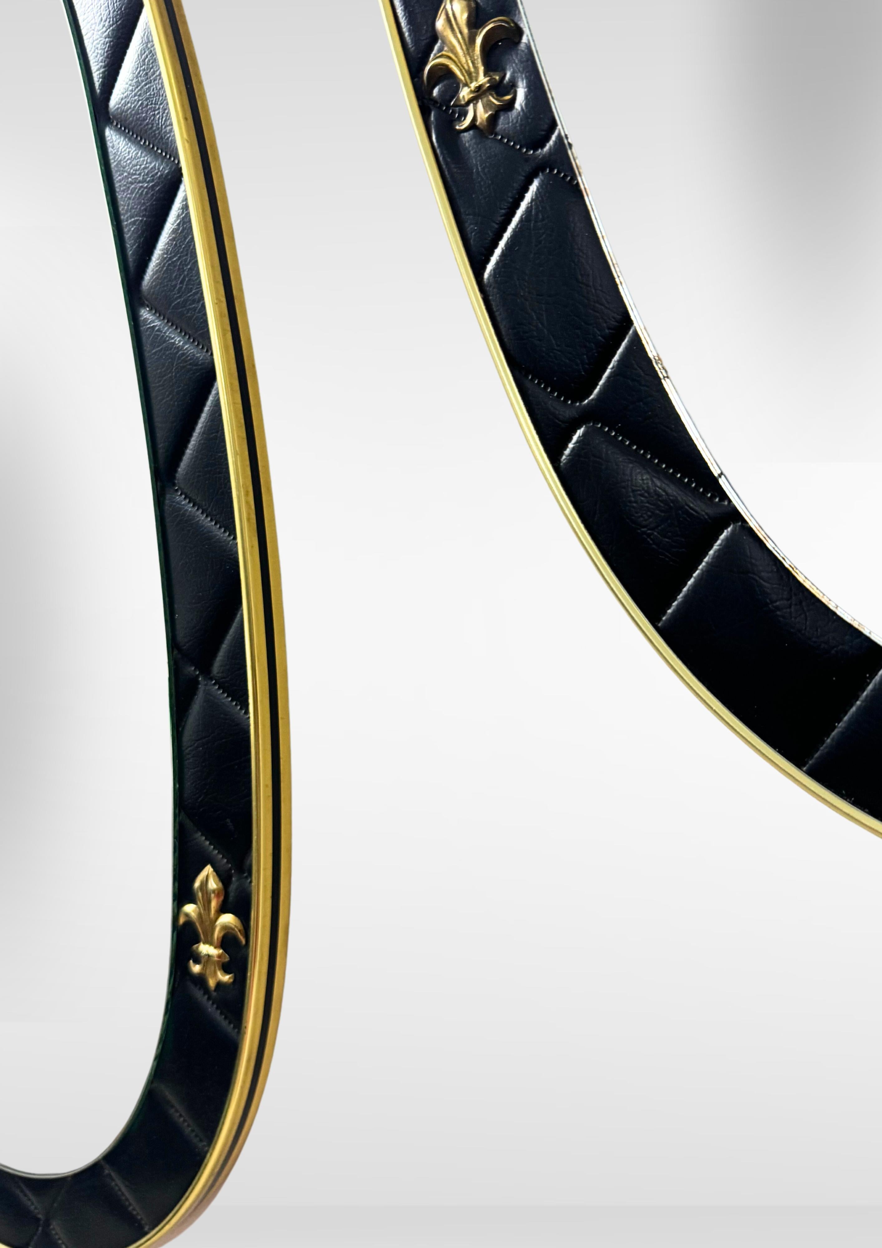 Français Ensemble de 2 miroirs muraux ovales français avec cadre en cuir et fleur de lys en laiton en vente