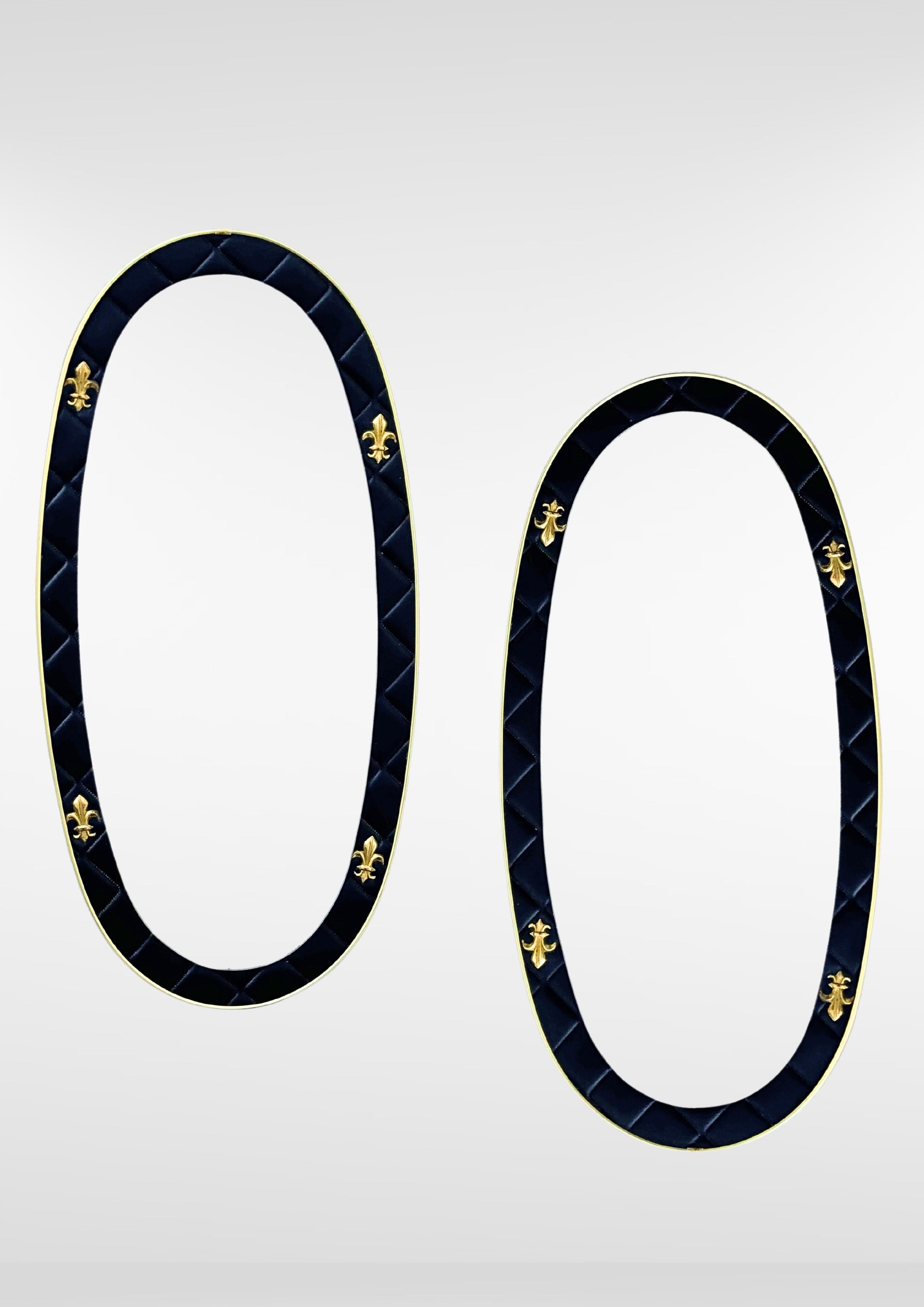 Ensemble de 2 miroirs muraux ovales français avec cadre en cuir et fleur de lys en laiton Bon état - En vente à Torquay, GB