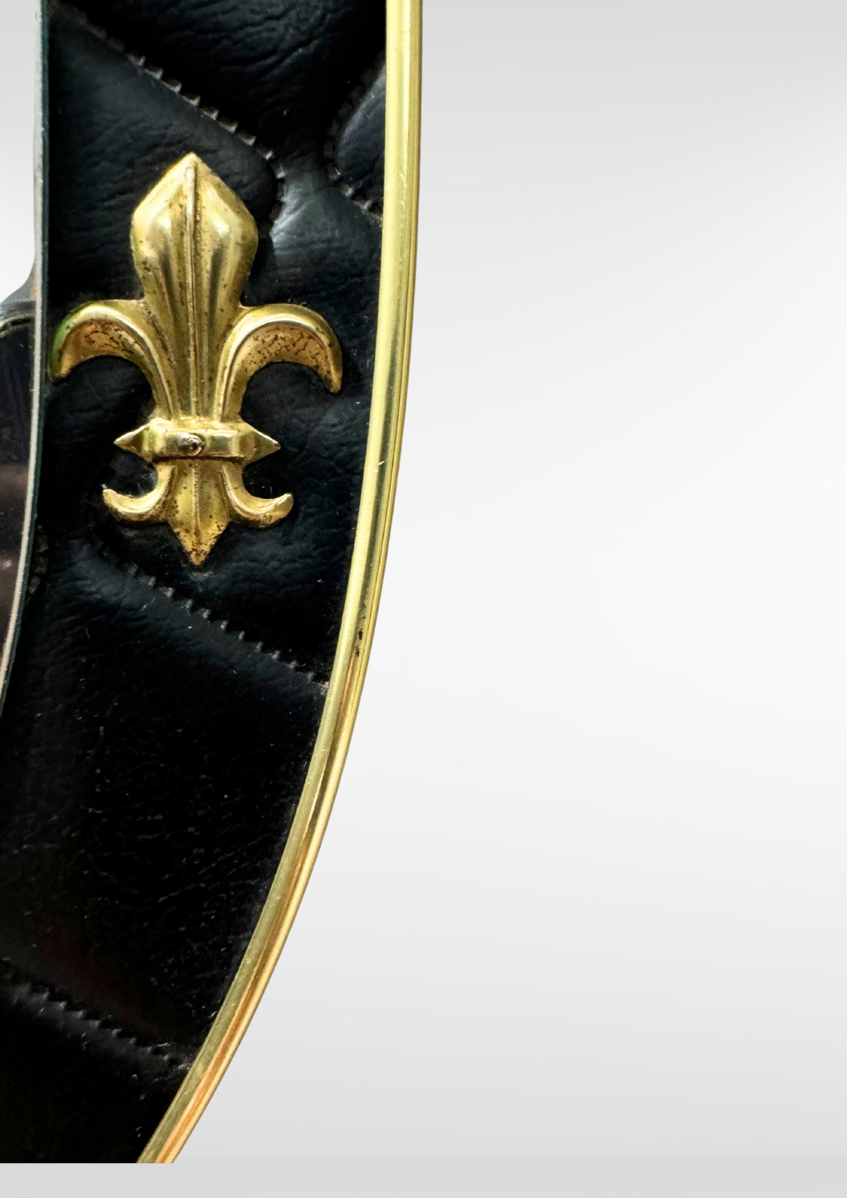 20ième siècle Ensemble de 2 miroirs muraux ovales français avec cadre en cuir et fleur de lys en laiton en vente