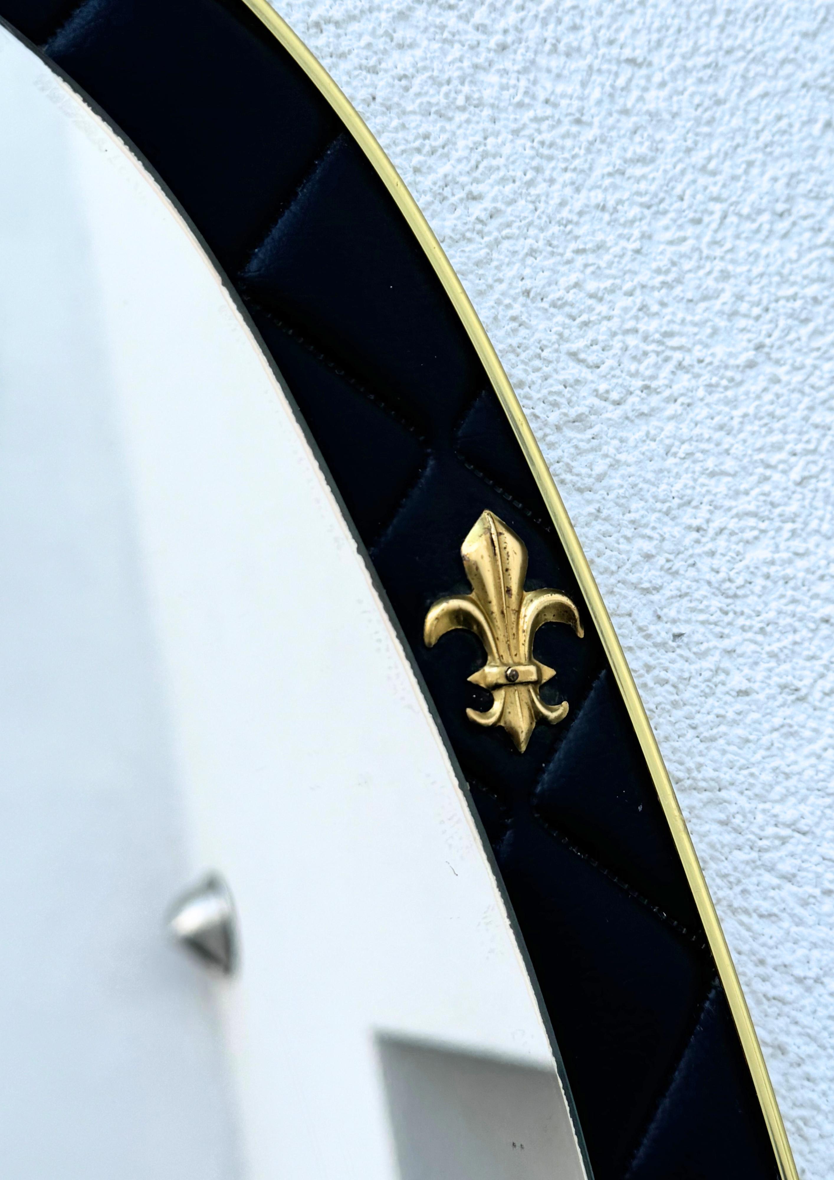 Laiton Ensemble de 2 miroirs muraux ovales français avec cadre en cuir et fleur de lys en laiton en vente
