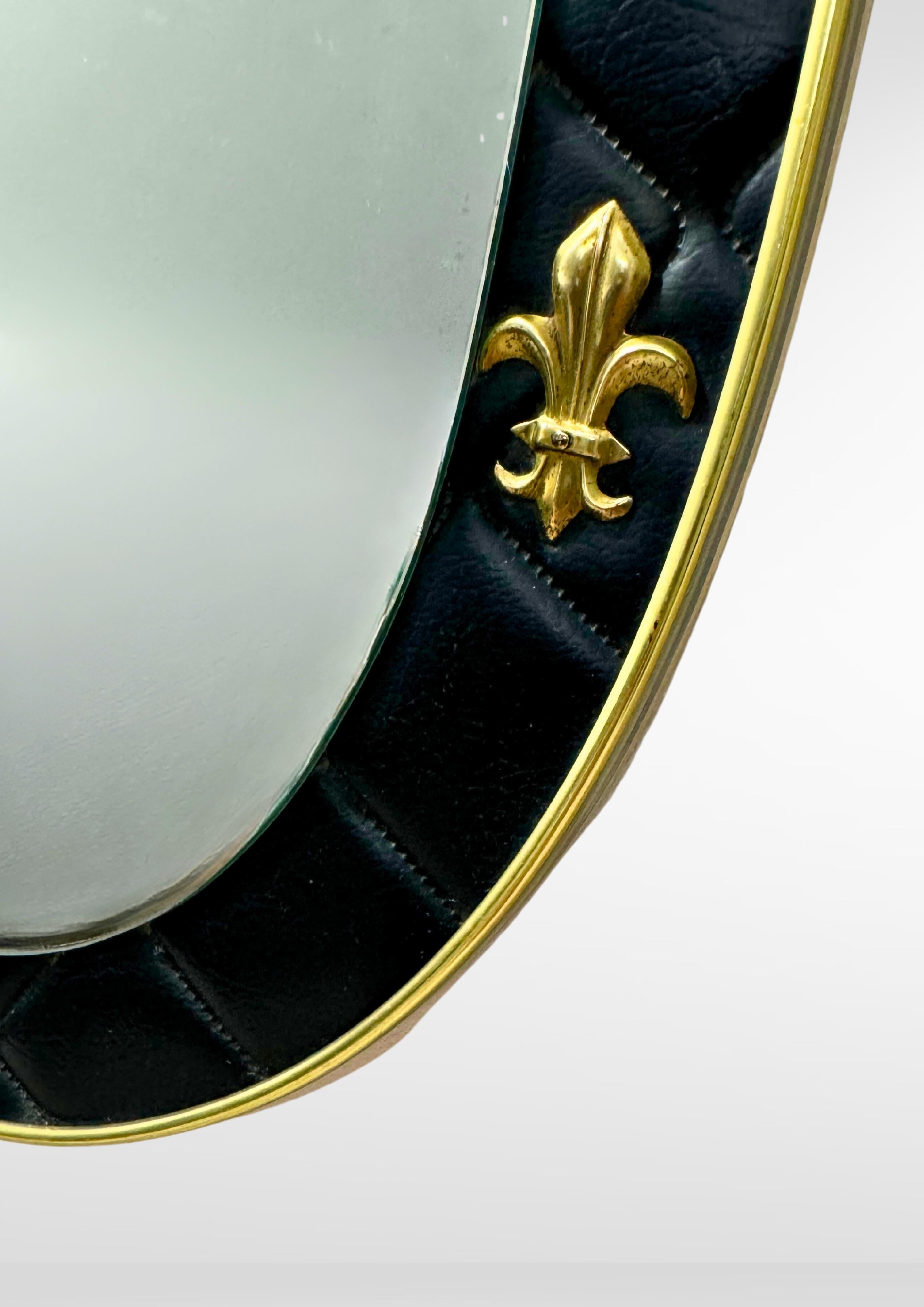 Ensemble de 2 miroirs muraux ovales français avec cadre en cuir et fleur de lys en laiton en vente 1