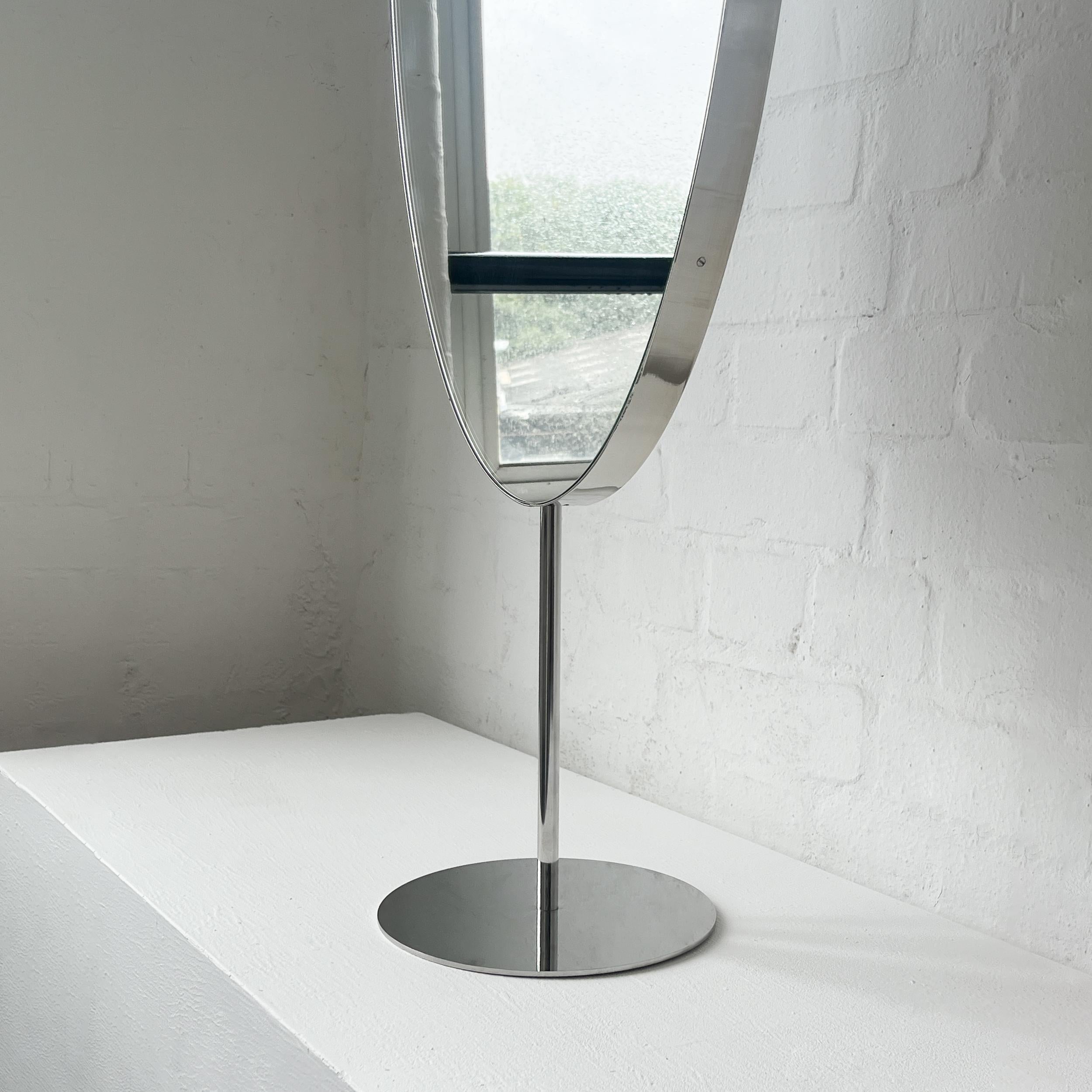 Set di 2 specchi da appoggio Ovalis con cornice moderna in acciaio inox lucidato in vendita 2