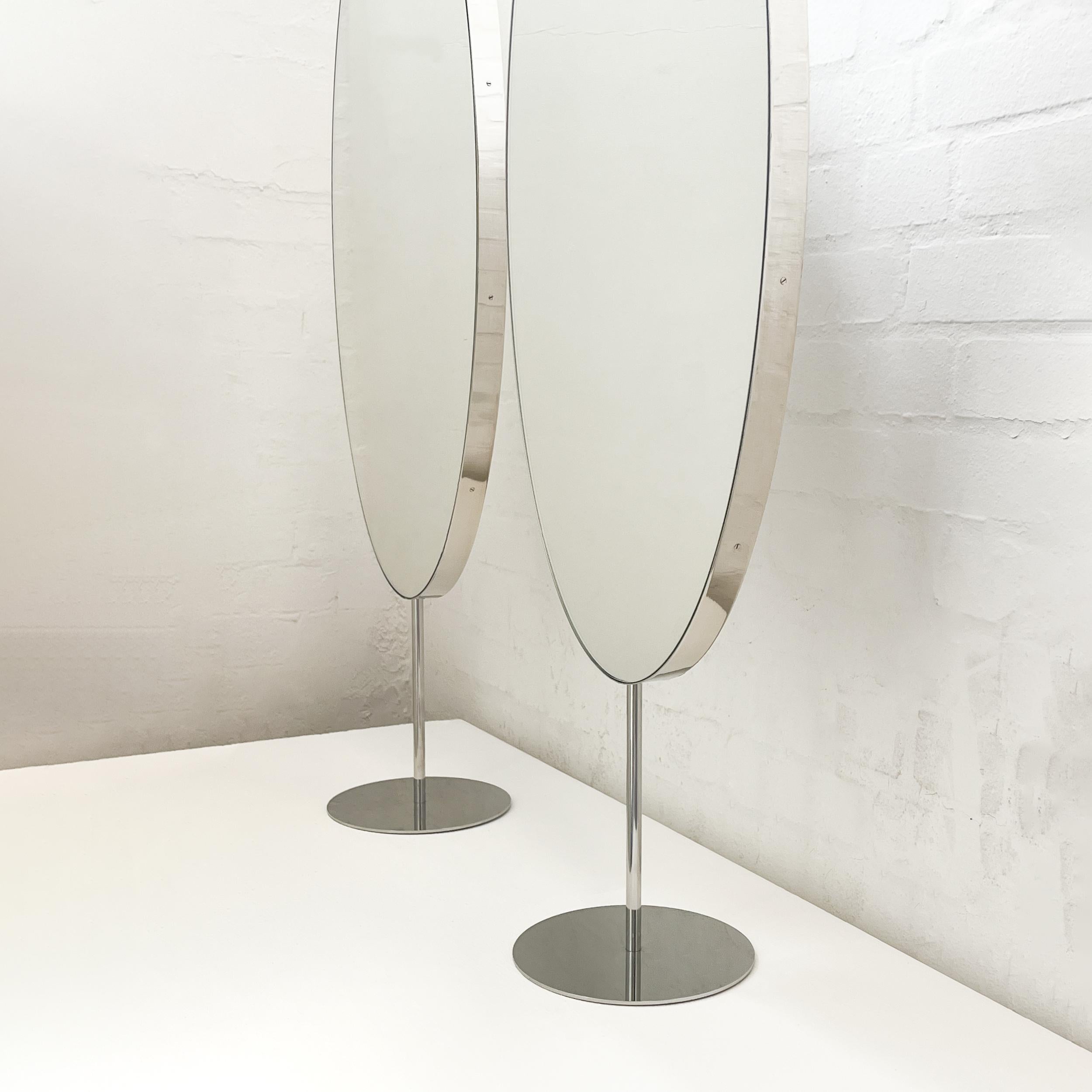 Britannico Set di 2 specchi da appoggio Ovalis con cornice moderna in acciaio inox lucidato in vendita