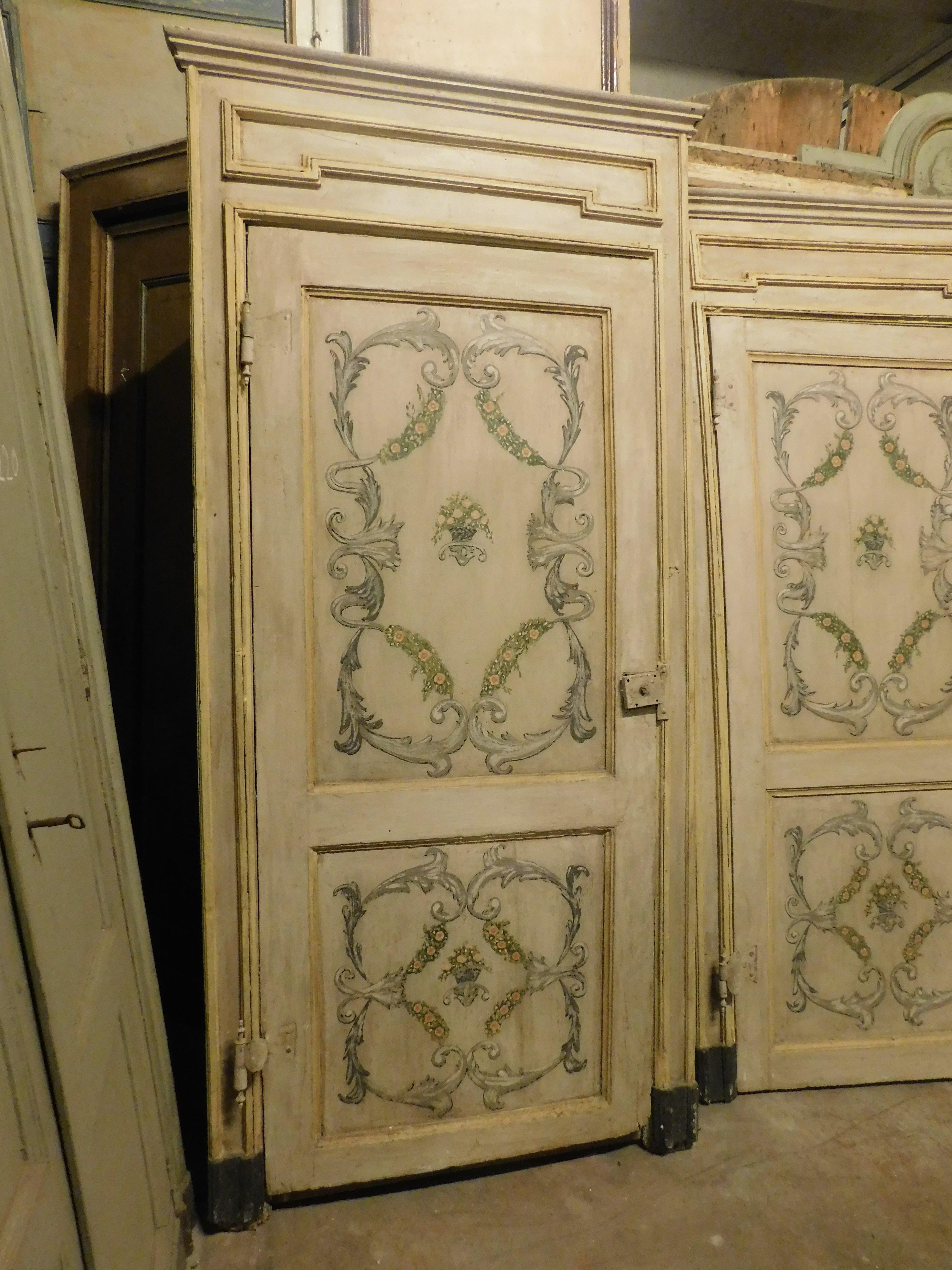 Set of 2 Painted and Lacquered Interior Doors with Frame, 18th Century, Italy In Good Condition For Sale In Cuneo, Italy (CN)
