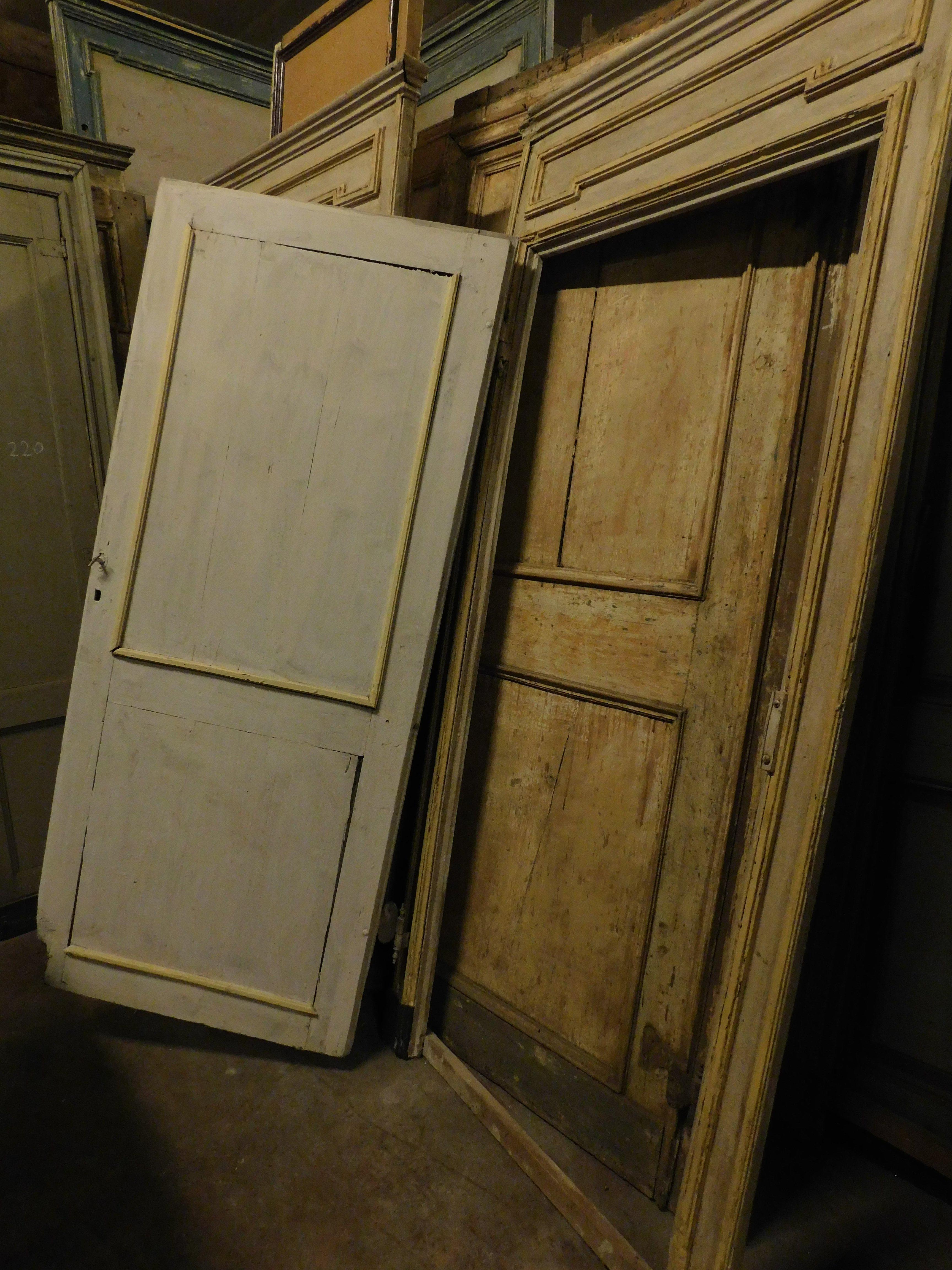 Set of 2 Painted and Lacquered Interior Doors with Frame, 18th Century, Italy For Sale 1