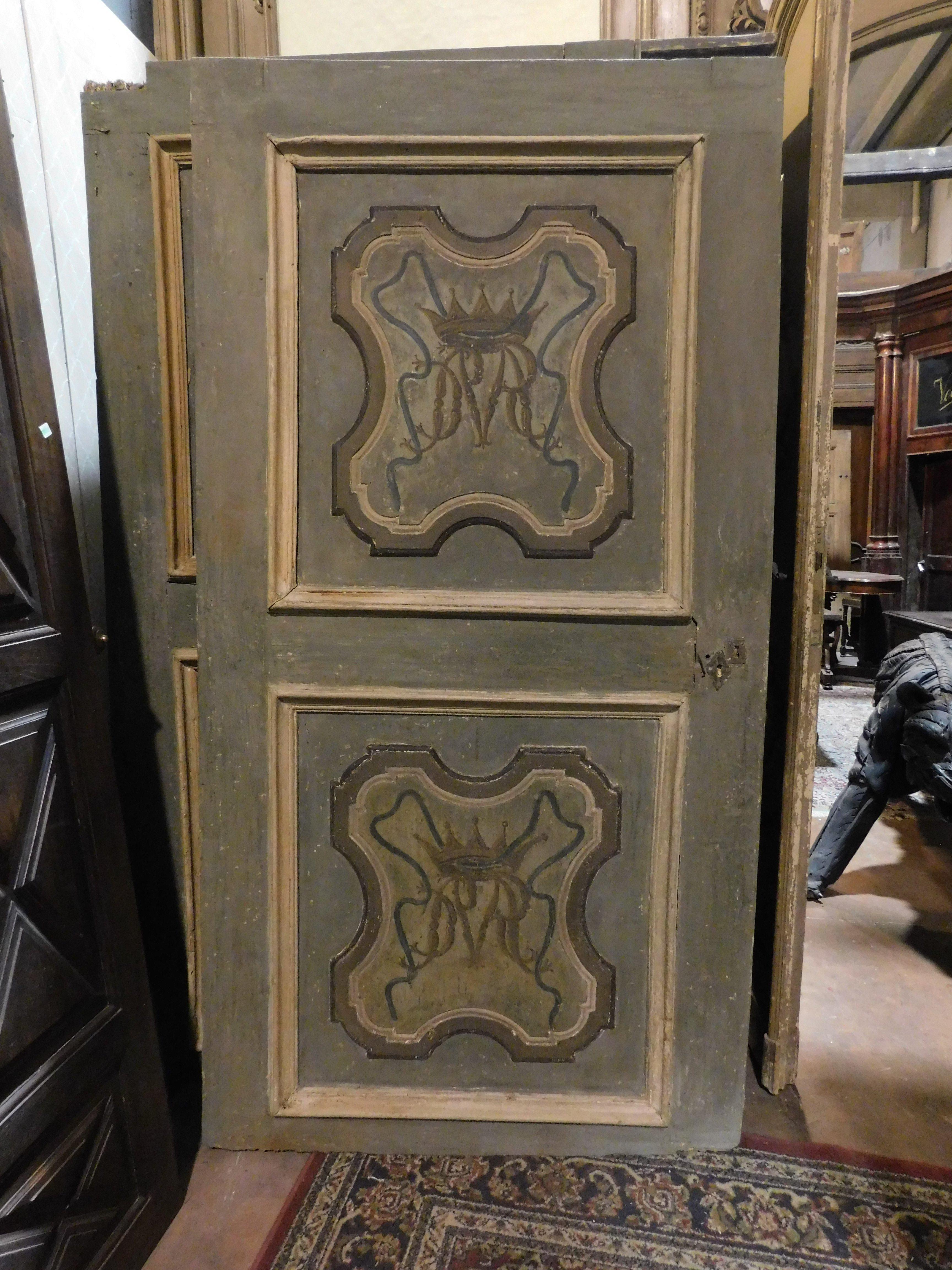 Juego de 2 puertas de interior antiguas, de madera maciza pintada, fondo verde grisáceo con iniciales nobles decoradas, paneles moldurados y trasera lacada. Origen: Italia, paneles ondulados tallados y pintados, originales del siglo XVIII.
Cada uno