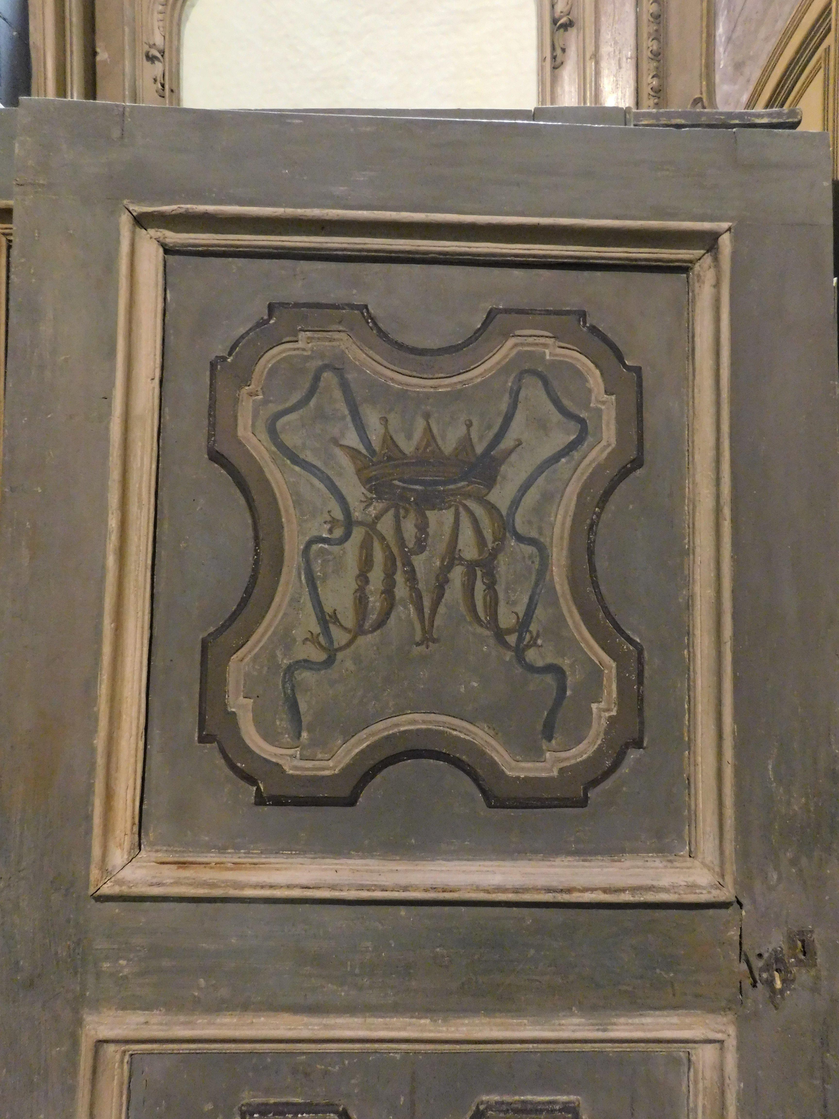 juego de 2 puertas de madera pintada, verde con iniciales nobles decoradas, Italia Pintado a mano