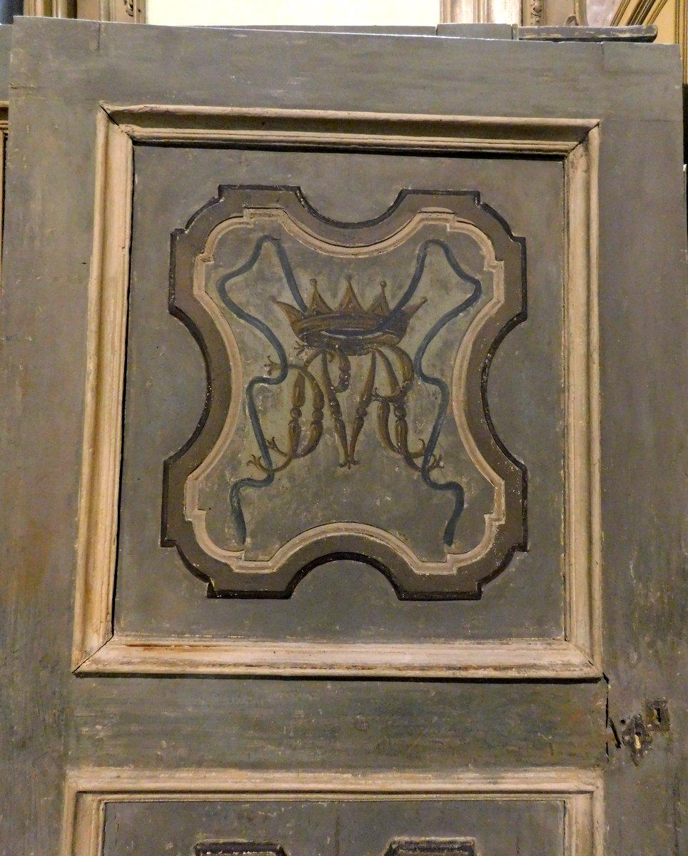 set of 2 painted wooden doors, green with decorated noble initials, Italy In Good Condition For Sale In Cuneo, Italy (CN)