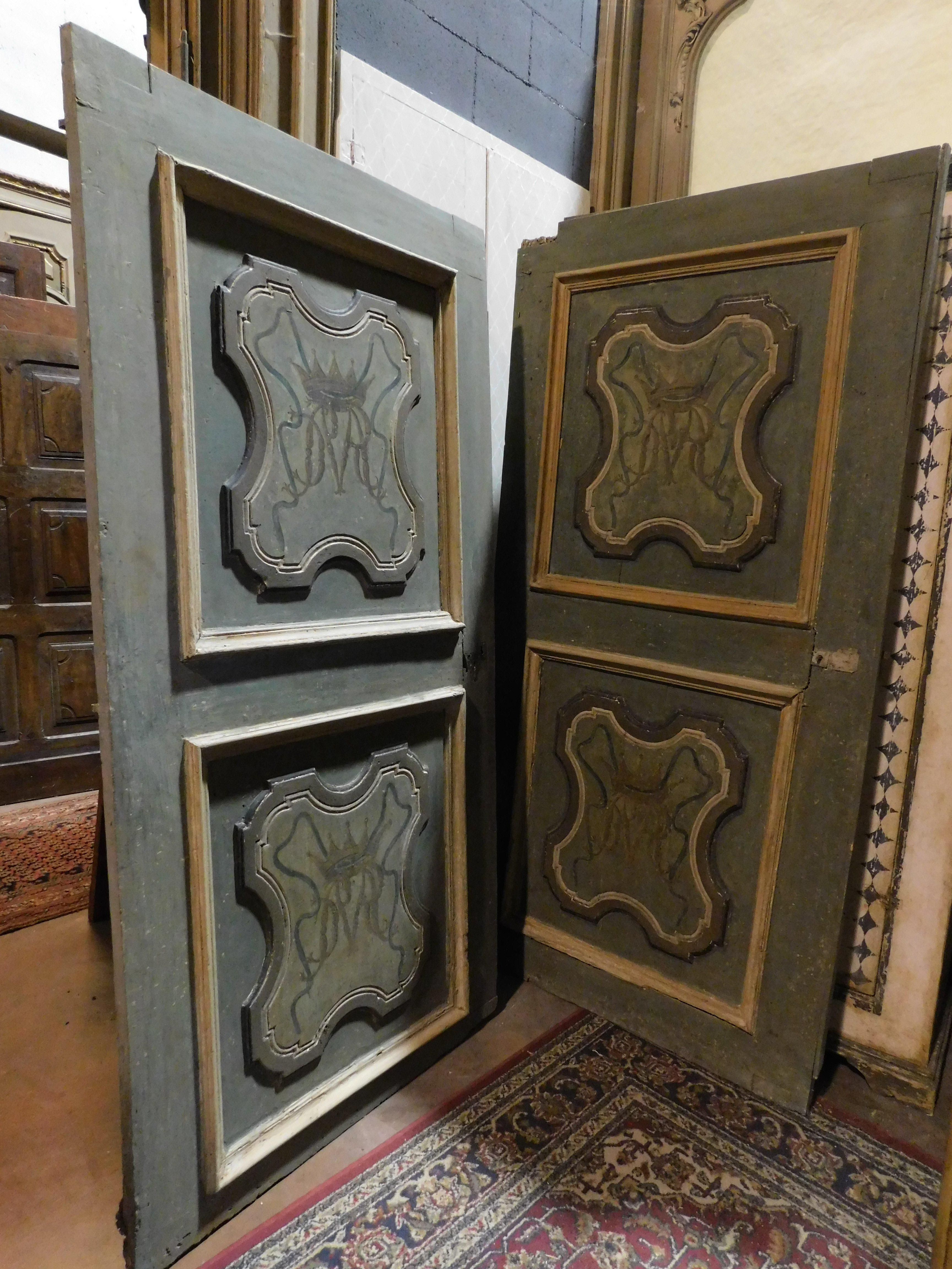 juego de 2 puertas de madera pintada, verde con iniciales nobles decoradas, Italia siglo XVIII y antes