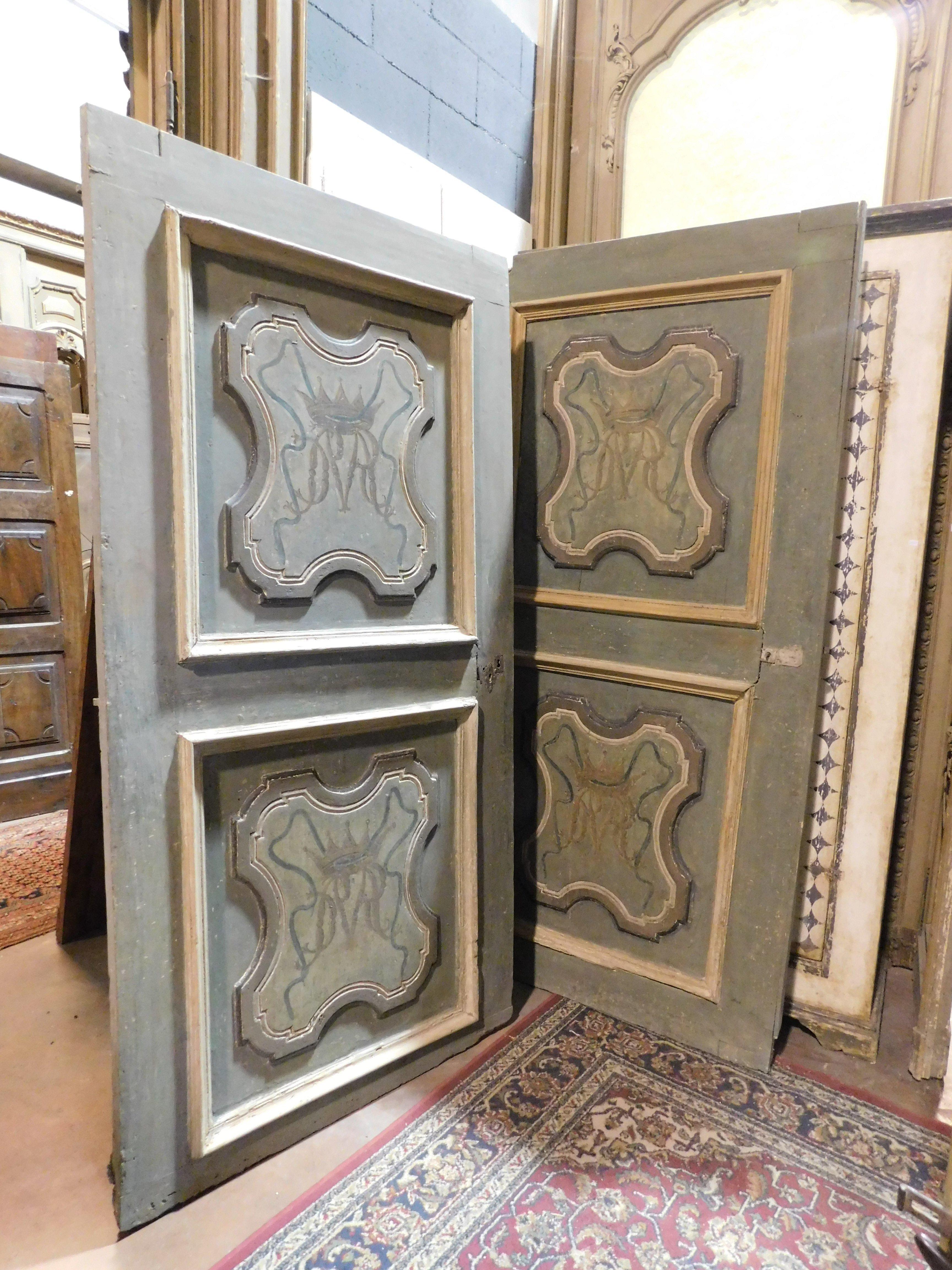 juego de 2 puertas de madera pintada, verde con iniciales nobles decoradas, Italia Álamo